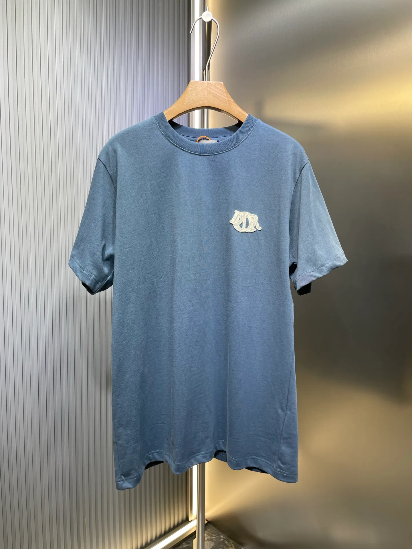 🅿️280 Dior Charm Logo Patch Short Sleeves Custom-made Sulon Tencel Cotton Delicate and soft Comfortable and skin-friendly White as pure as ever and elegant The chest is decorated with Dior Charm logo patches Exquisite as gem inlay The perfect collision of white and gray brings endless freshness and tranquility Fashion and taste coexist Craft 1: Use imported machine embroidery technology using advanced computer control systems and precision mechanical components Achieve Dior Charm embroidery work with high precision, smooth and delicate lines. Process 2: The fabrics are washed and have a better hand feel. Not easy to deform, not easy to shrink, not easy to fade, and maintain long-term beauty. Accessories: Customized 1:1 Dior trademark. Version: Loose version. Size: S M L XL. Style number: 25131-A15.