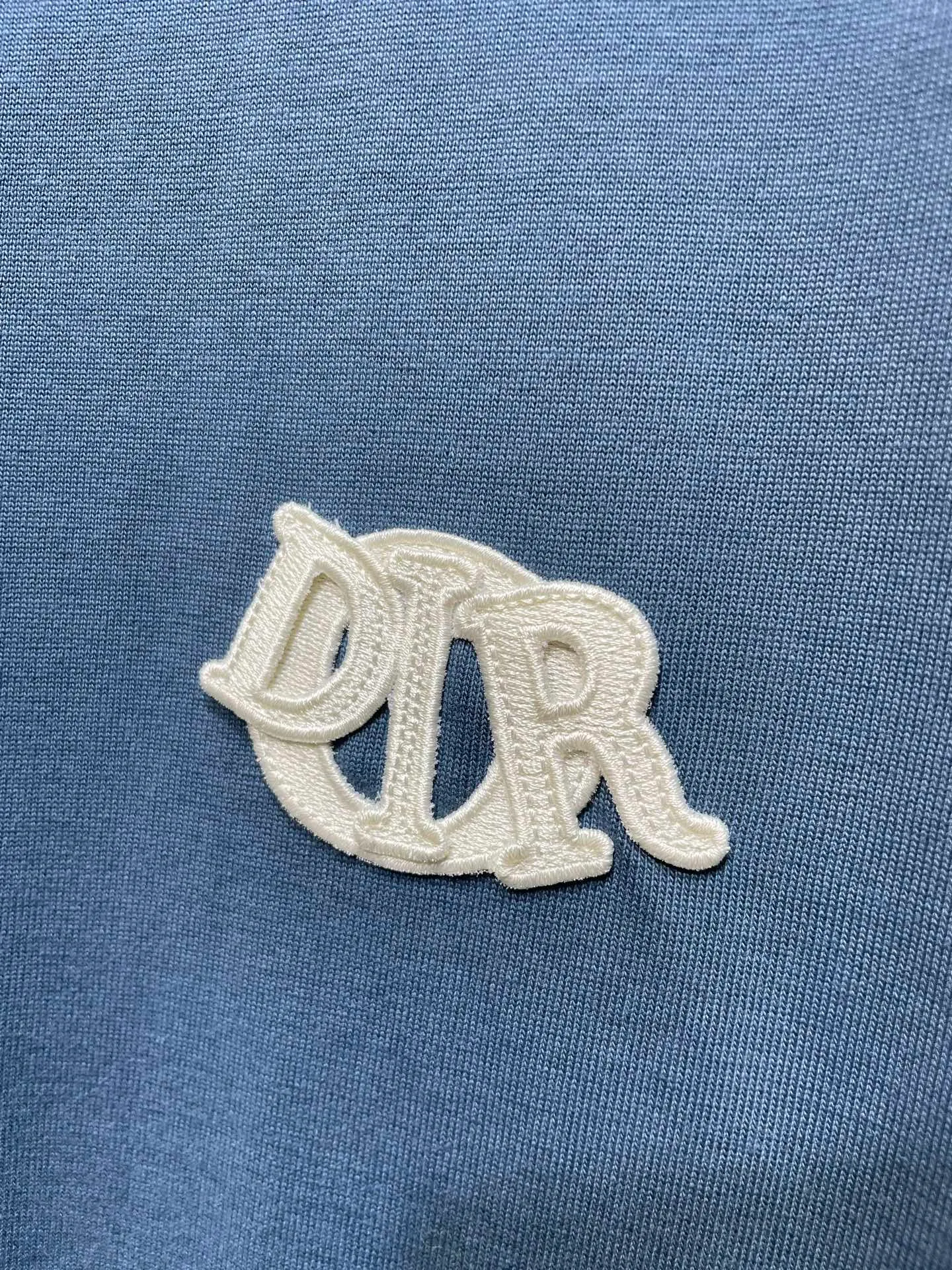 🅿️280 Dior Charm Logo Patch Short Sleeves Custom-made Sulon Tencel Cotton Delicate and soft Comfortable and skin-friendly White as pure as ever and elegant The chest is decorated with Dior Charm logo patches Exquisite as gem inlay The perfect collision of white and gray brings endless freshness and tranquility Fashion and taste coexist Craft 1: Use imported machine embroidery technology using advanced computer control systems and precision mechanical components Achieve Dior Charm embroidery work with high precision, smooth and delicate lines. Process 2: The fabrics are washed and have a better hand feel. Not easy to deform, not easy to shrink, not easy to fade, and maintain long-term beauty. Accessories: Customized 1:1 Dior trademark. Version: Loose version. Size: S M L XL. Style number: 25131-A15.
