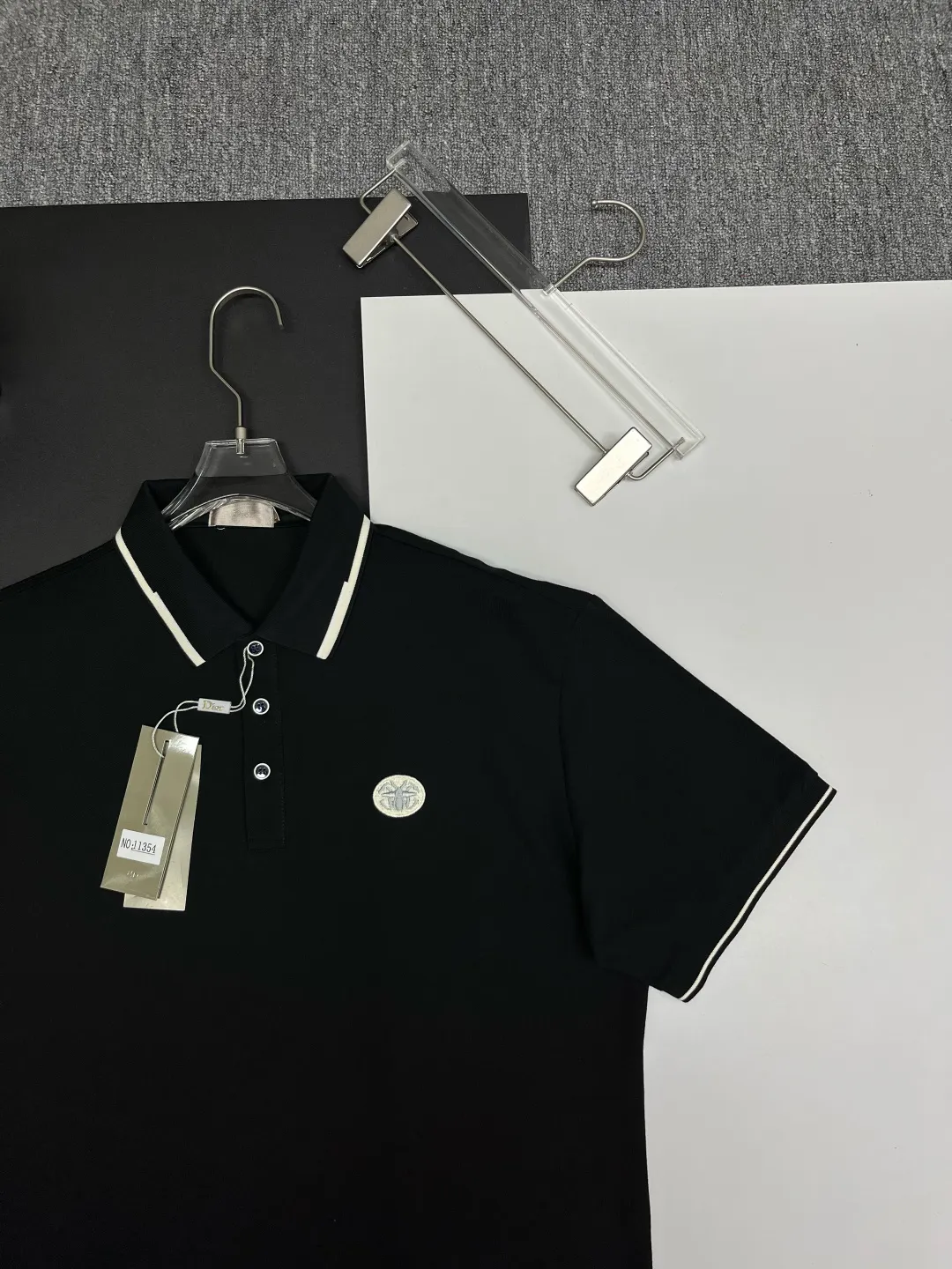🅿️220 DIOR Dior embroidered new Polo shirt. Original fabric. Official same style. Made of 210 grams of mercerized pique cotton, customized in the same vat. The fabric feels very comfortable and smooth. The version is quite wide and stylish. Produced by a first-line brand factory. Imported Behringer embroidery machine. The embroidery is full and textured. The collar and collar ribs are woven with imported yarn. It will not deform after long-term wear. The latest style for spring and summer. Fashionable and personalized. Super versatile and good-looking. Very suitable for both men and women. A must-have item for everyone. Color: black, white, apricot. Size: M-XXXL