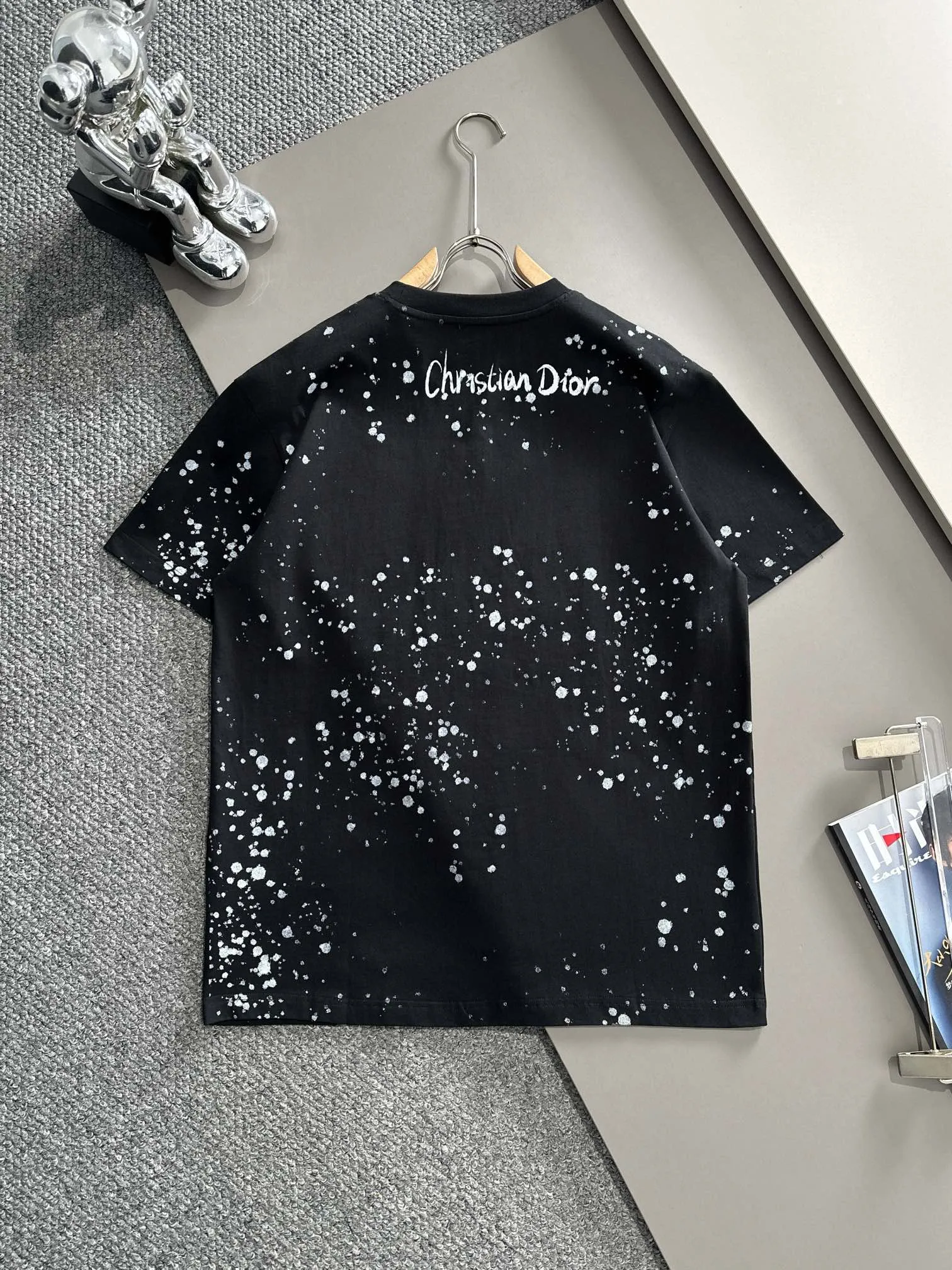 🅿️170 (arrives the next day) Dior 2025 new style inkjet + hand-painted letter logo, same style for men and women, short-sleeved T-shirt ·Customized 260g 100% double yarn pure cotton fabric ·Design dyed 32 count double-strand thread ·Collar tag, main mark and three labels complete Color: black Size: XS S M L
