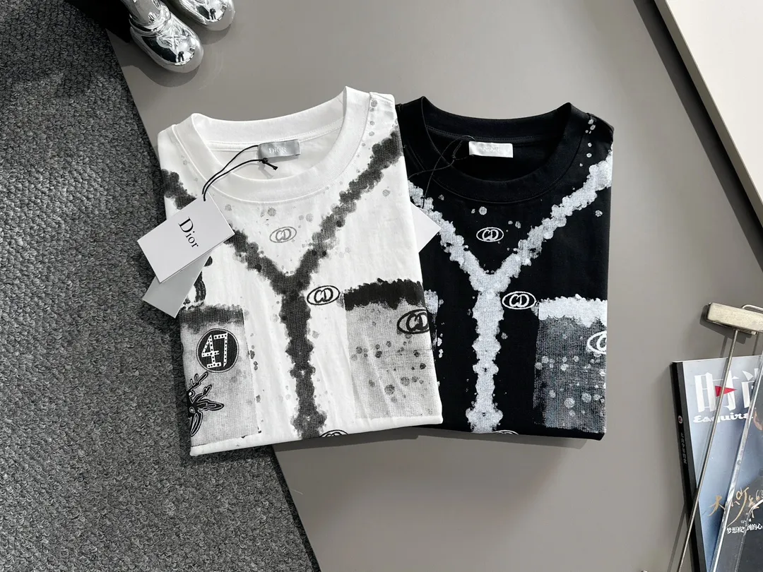 🅿️170 (arrives the next day) Dior 2025 new style inkjet + hand-painted letter logo, same style for men and women, short-sleeved T-shirt ·Customized 260g 100% double yarn pure cotton fabric ·Design dyed 32 count double-strand thread ·Collar tag, main mark and three labels complete Color: black Size: XS S M L