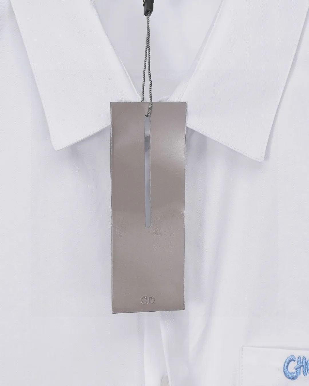 🅿296 DIOR 🔥The most popular style is coming. Simple and versatile pocket letter logo slogan embroidered long-sleeved shirt. 2025ss official website new long-sleeved shirt, exquisite embroidered logo. High-end version, customized fabrics at the counter. Highly breathable and comfortable, exquisitely crafted, impeccable detail processing, ✅customized logo engraved buttons, complete with three labels. Brand element design concept reflects high quality. It feels delicate and soft! It presents a casual cut and the upper body shape is great! 🐍Size: M-XXL