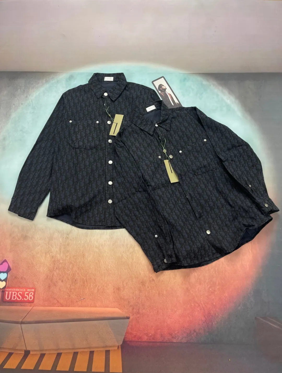🅿️310 🔘Model No.-DR202 🔘Dior𝐃𝐨𝐢𝐫 CD presbyopic dark pattern jacquard denim long-sleeved shirt* This is really amazing, full of craftsmanship details! It uses 100% custom-dyed pure cotton denim, with black as the base tone, and the length of the warp and weft yarns of the space dyeing are exactly the same as the original. The all-over discharge dyeing process, as well as positioning cutting and pattern sewing, are ultra-fine. The texture is thick, with strong twill texture and clear lines. After special washing process, it feels soft to the touch. The button placket is silver-plated and has I-shaped buttons engraved with the logo. The hardware accessories are super exquisite. The three-label auxiliary materials are complete, including the Nissan Triangle landmark and the customized original washing water label. This shirt perfectly combines the luxurious style of Dior with the casual style of denim. Whether worn alone or in combination, it can easily achieve a sense of fashion. It is a treasured item to enhance your dressing taste. The matching suggestions are as follows: Advanced workplace style: Wear a white slim-fitting inner layer, black straight suit pants, a pair of black high heels, and this Dior denim shirt. Tuck the hem of the shirt into the pants. It is smart yet elegant, suitable for workplace commuting. Trendy street style: Wear a colorful printed T-shirt underneath, a pair of ripped jeans, and a pair of high-top sneakers, such as Vans classics. Tie a Dior denim shirt casually around your waist to instantly create a street trend. Casual holiday style: Wear a pair of light-colored linen wide-leg pants on the lower body, a pair of flat sandals on the feet, and wear this denim shirt open. You can choose a simple camisole underneath. Wear it like this when going on vacation, which is comfortable and fashionable.  Size: S M L (46.48.50) Color: Navy blue