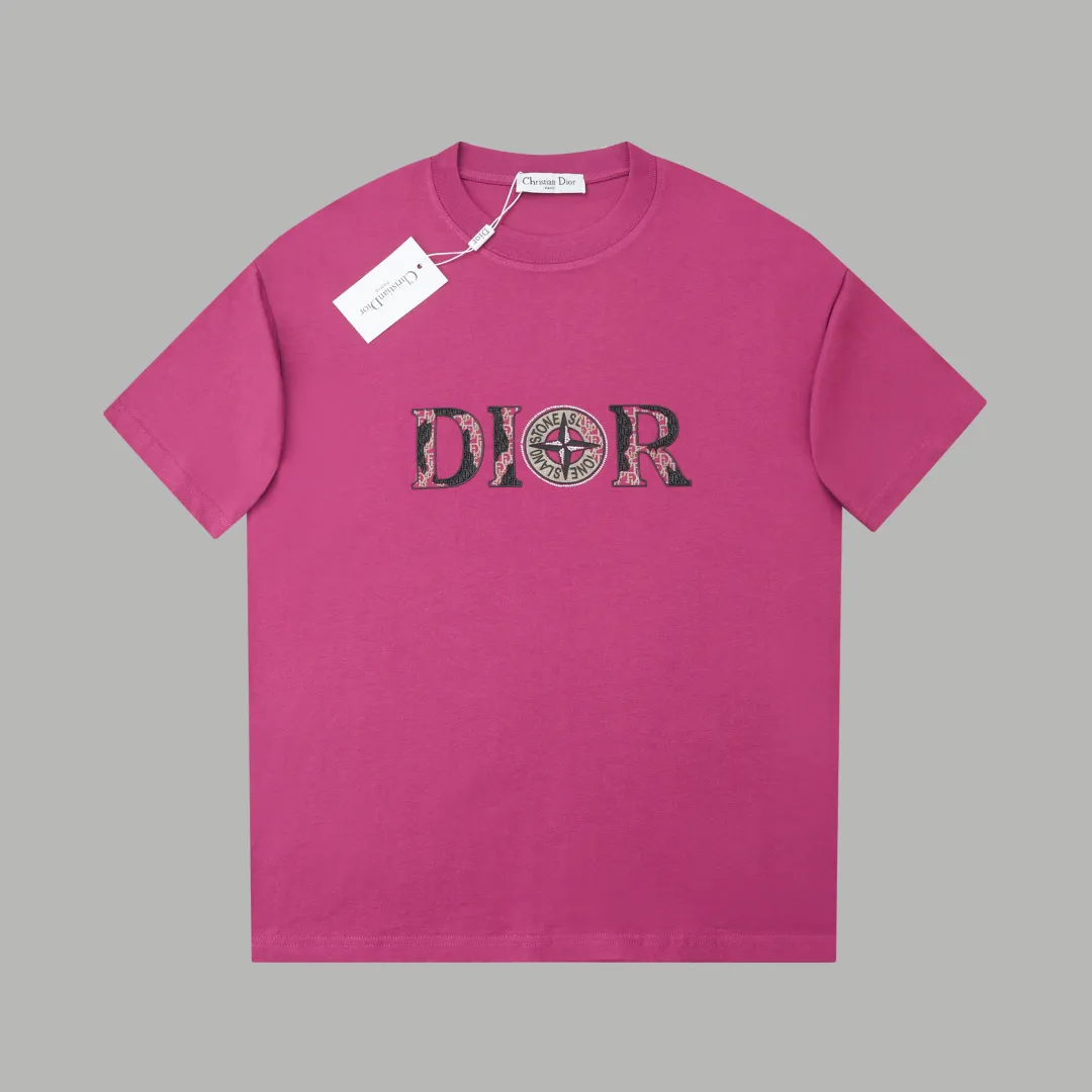 🅿️220 ✨DIO✨🆕25SS spring and summer new style Classic logo co-branded short-sleeved light luxury essential item for daily commuting for men and women Correct version Welcome to compare Detailed features · 260g 100% pure cotton double yarn jersey fabric · Custom dyed in the same cylinder, special thickened 32 double-strand 1X1 threads · Double-needle stitching cross-stitching process · Original main mark, washed tag, brand moisture-proof paper packaging Color: wine purple/black/military green/white/cyan/pink/ Size: S/M/L/XL
