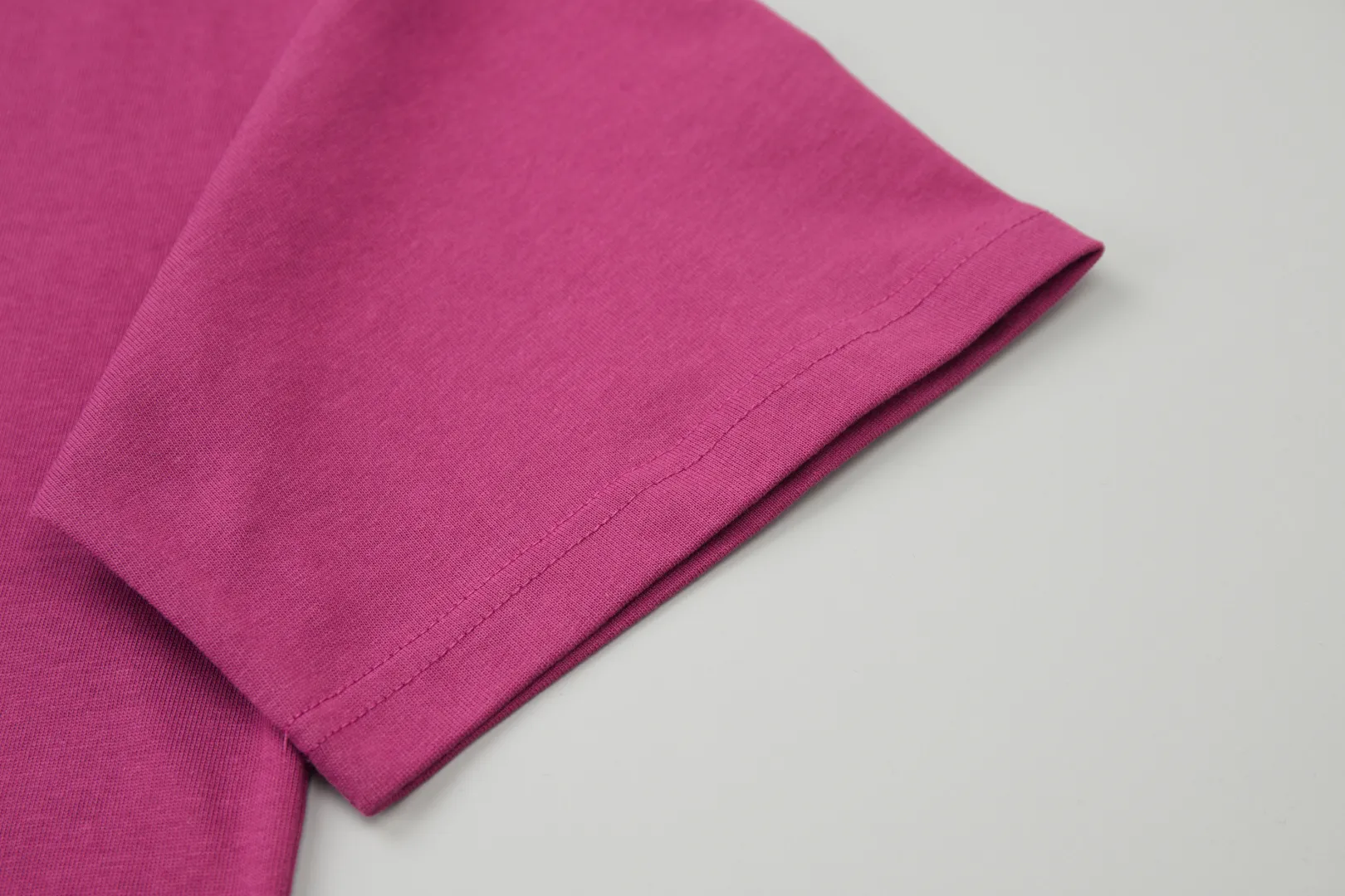 🅿️220 ✨DIO✨🆕25SS spring and summer new style Classic logo co-branded short-sleeved light luxury essential item for daily commuting for men and women Correct version Welcome to compare Detailed features · 260g 100% pure cotton double yarn jersey fabric · Custom dyed in the same cylinder, special thickened 32 double-strand 1X1 threads · Double-needle stitching cross-stitching process · Original main mark, washed tag, brand moisture-proof paper packaging Color: wine purple/black/military green/white/cyan/pink/ Size: S/M/L/XL