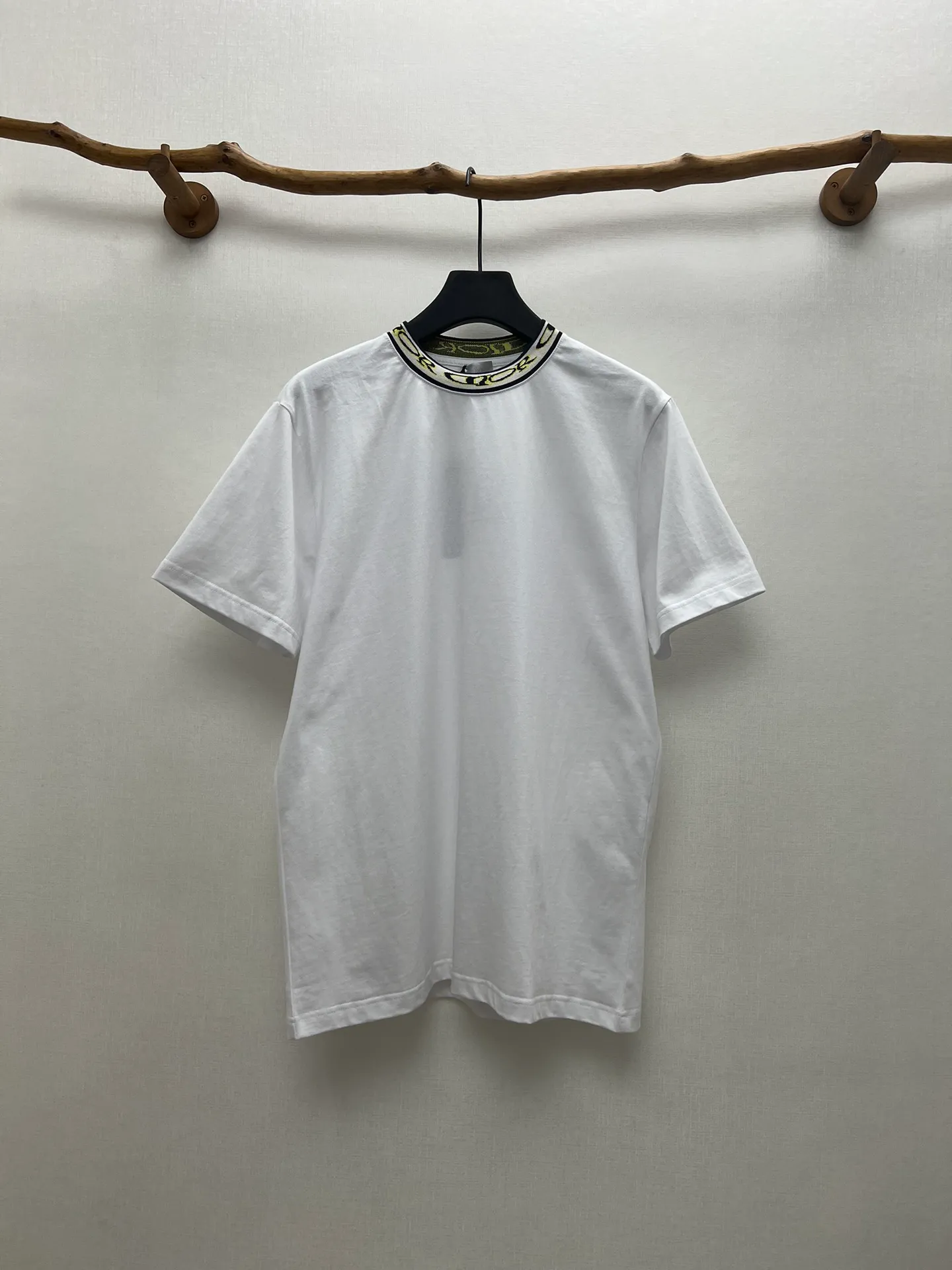 🅿️240 Dior 25ss new T-shirt is a new product of the 2025 autumn men's wear series, from the DIOR AND LEWIS HAMILTON limited series. Crafted from white cotton jersey, it has a ribbed neckline decorated with the collection's signature, a graphic reinterpretation of the Dior logo. Wear it with the collaboration's trousers for a sophisticated look. Size: S.M.L.XL.