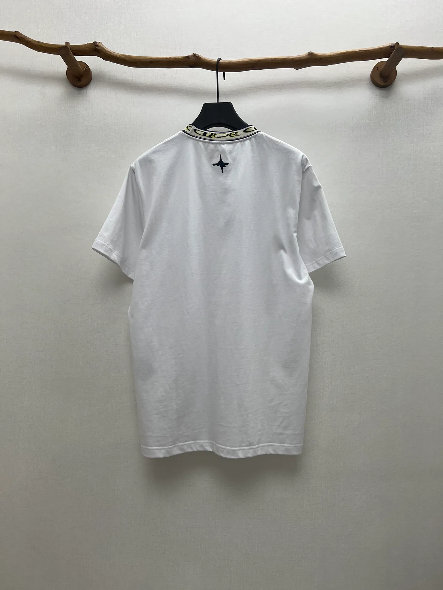🅿️240 Dior 25ss new T-shirt is a new product of the 2025 autumn men's wear series, from the DIOR AND LEWIS HAMILTON limited series. Crafted from white cotton jersey, it has a ribbed neckline decorated with the collection's signature, a graphic reinterpretation of the Dior logo. Wear it with the collaboration's trousers for a sophisticated look. Size: S.M.L.XL.
