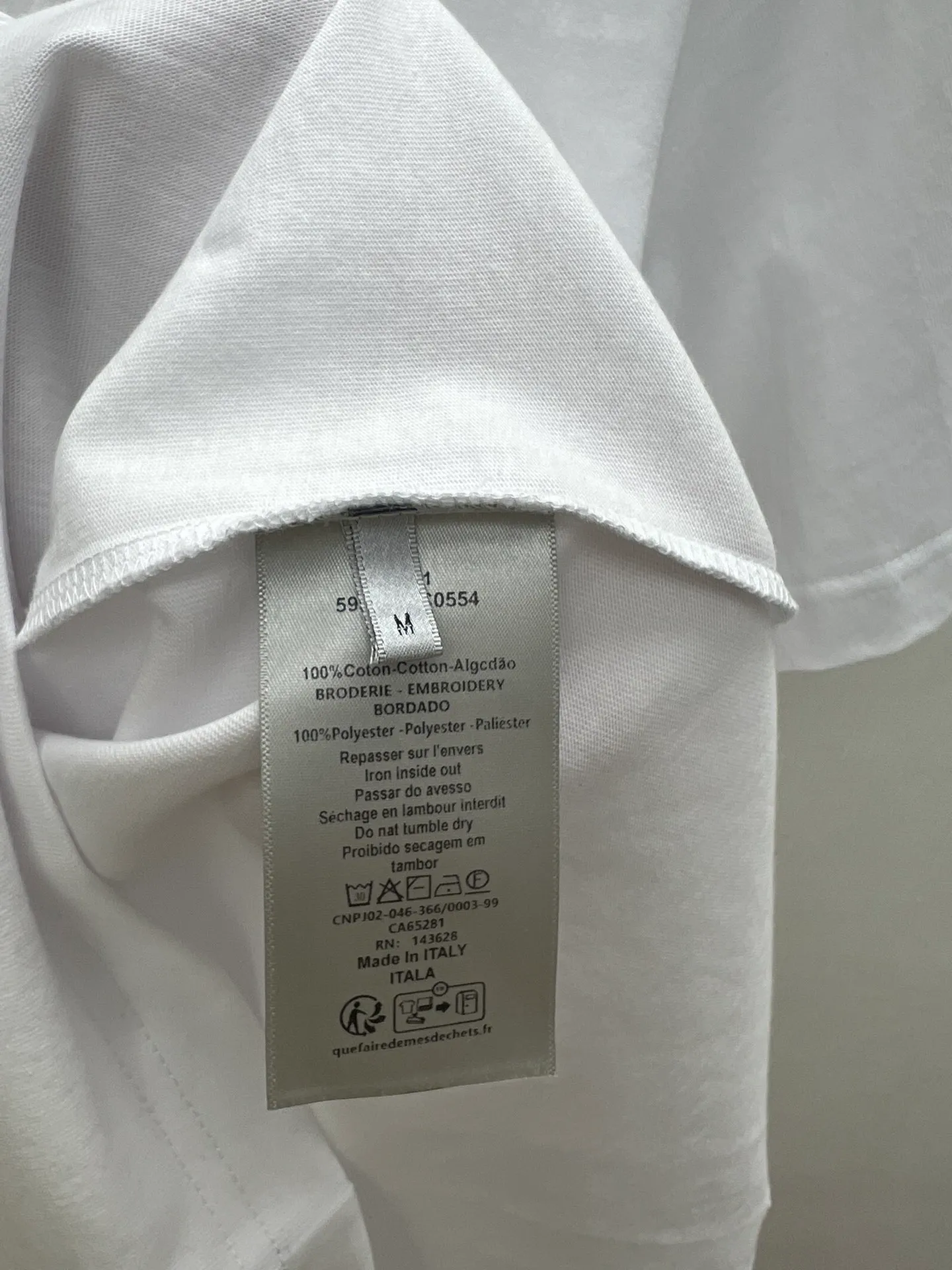 🅿️240 Dior 25ss new T-shirt is a new product of the 2025 autumn men's wear series, from the DIOR AND LEWIS HAMILTON limited series. Crafted from white cotton jersey, it has a ribbed neckline decorated with the collection's signature, a graphic reinterpretation of the Dior logo. Wear it with the collaboration's trousers for a sophisticated look. Size: S.M.L.XL.