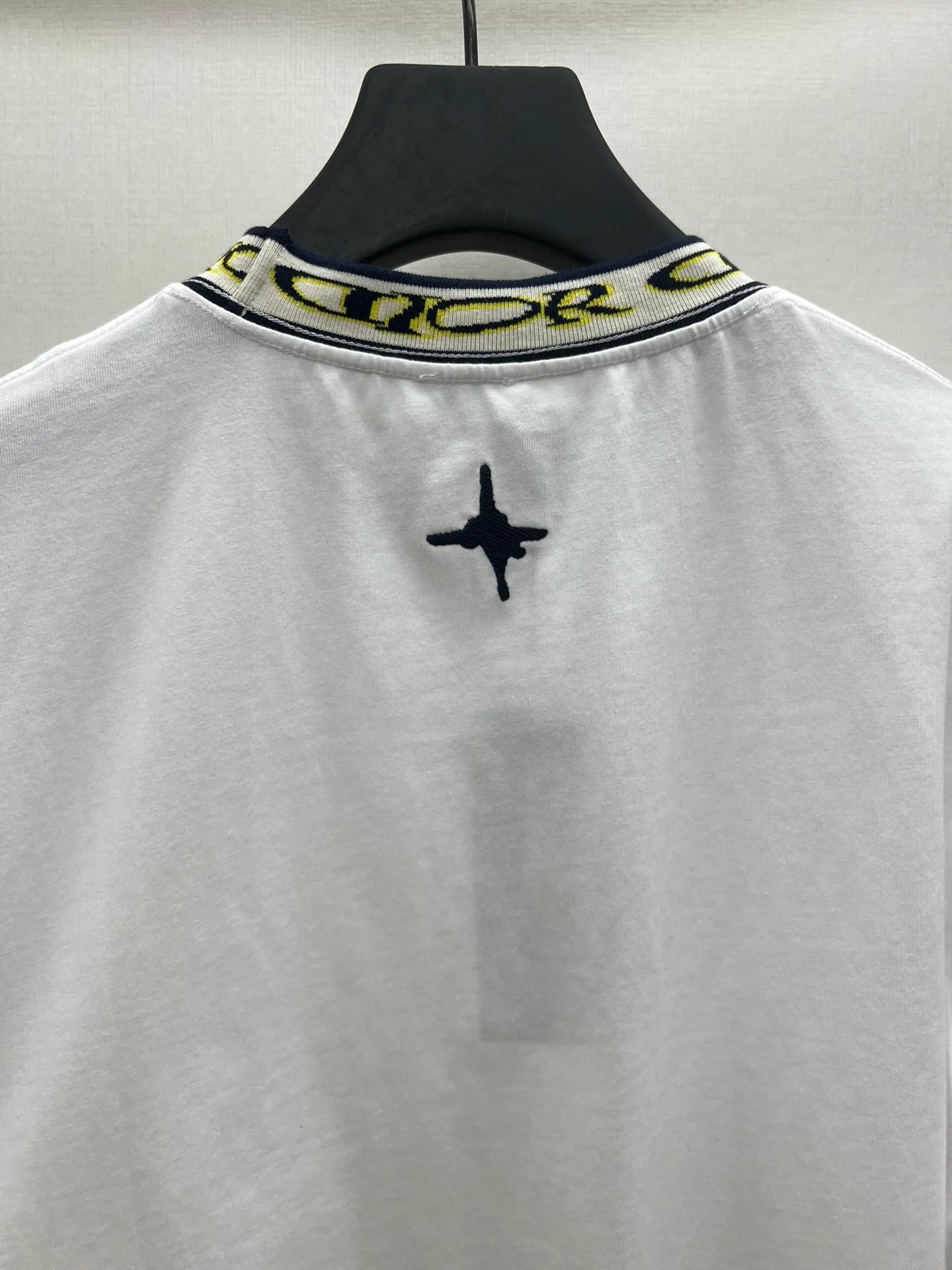 🅿️240 Dior 25ss new T-shirt is a new product of the 2025 autumn men's wear series, from the DIOR AND LEWIS HAMILTON limited series. Crafted from white cotton jersey, it has a ribbed neckline decorated with the collection's signature, a graphic reinterpretation of the Dior logo. Wear it with the collaboration's trousers for a sophisticated look. Size: S.M.L.XL.