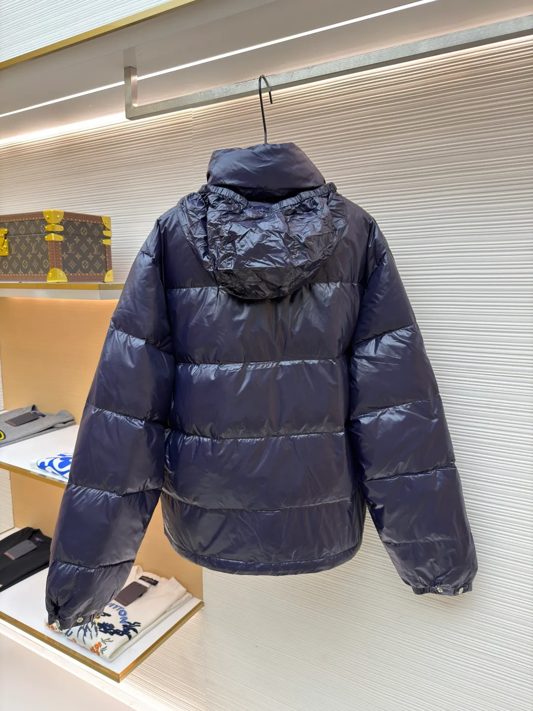 Prada Solid Color Logo Printed Quilted Stand Collar Jacket ●Original version: Purchased and developed for 8999 ●Item number: 1682008-E20 ●Fabric: white duck down fabric ●Technology: mechanical down filling ●Color: blue-purple ●Version: fitted version ●Weight: about 755 grams ●Size: S-M-L-XL ●Description: The fabric is made of high-gloss nylon, with a water-repellent treatment on the surface, making it smooth to the touch and protective. The interior is filled with high-fill down, and is divided into a full plaid pattern through even quilting to ensure warmth while avoiding accumulation of down. The neckline is a stand-up collar design, with a hidden metal zipper, and the zipper track is hemmed to make opening and closing smoother. The "PRADA" logo and brand logo on the left chest are made of precision offset printing technology, and the color is firm and not easy to fall off. The cuffs and hem are edged with elastic ribs, which fit the body shape and are highly windproof. The overall stitching is fine and neat, and the edges are overlocked in the same color, taking into account modern texture and high-end craftsmanship standards. The overall wiring is straight and delicate, the fabric is comfortable and soft, and the color is consistent without color difference. It can be matched with the same style to create a fashionable look and control various occasions. Customized accessories, complete with three standards, same style for men and women!
