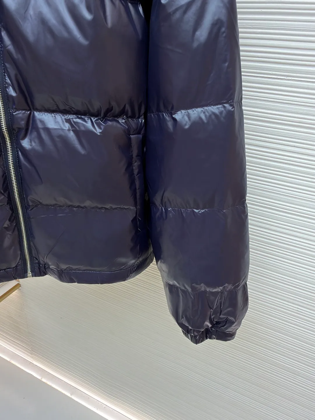 Prada Solid Color Logo Printed Quilted Stand Collar Jacket ●Original version: Purchased and developed for 8999 ●Item number: 1682008-E20 ●Fabric: white duck down fabric ●Technology: mechanical down filling ●Color: blue-purple ●Version: fitted version ●Weight: about 755 grams ●Size: S-M-L-XL ●Description: The fabric is made of high-gloss nylon, with a water-repellent treatment on the surface, making it smooth to the touch and protective. The interior is filled with high-fill down, and is divided into a full plaid pattern through even quilting to ensure warmth while avoiding accumulation of down. The neckline is a stand-up collar design, with a hidden metal zipper, and the zipper track is hemmed to make opening and closing smoother. The "PRADA" logo and brand logo on the left chest are made of precision offset printing technology, and the color is firm and not easy to fall off. The cuffs and hem are edged with elastic ribs, which fit the body shape and are highly windproof. The overall stitching is fine and neat, and the edges are overlocked in the same color, taking into account modern texture and high-end craftsmanship standards. The overall wiring is straight and delicate, the fabric is comfortable and soft, and the color is consistent without color difference. It can be matched with the same style to create a fashionable look and control various occasions. Customized accessories, complete with three standards, same style for men and women!