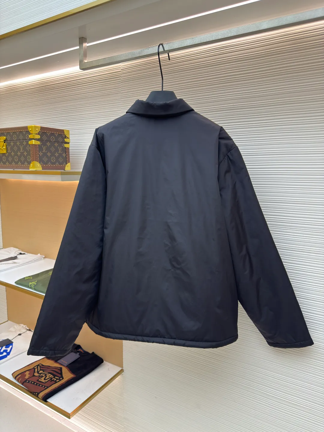 Prada Milano regenerated nylon triangle badge lapel cotton jacket ●Original version: purchased and developed for 12800 ●Item number: 1680806-B50 ●Fabric: nylon fabric ●Technology: Positioning cutting machine ●Version: fitted version ●Weight: about 435 grams ●Size: S-M-L-XL ●Description: A Prada classic that never goes out of style... The regenerated nylon series is practical in style and cotton-padded, with a slightly loose body and conventional design and tailoring. It is both personalized and fashionable. Polyamide, nylon fiber and cotton blended fabric, extremely delicate and light texture. It has high elastic recovery effect, is anti-wrinkle, windproof and warm, and is comfortable without wrapping around the body. The overall wiring is straight and delicate, the fabric is comfortable and soft, and the color is consistent without color difference. It can be matched with the same style to create a fashionable look and control various occasions. Customized accessories, complete with three standards, same style for men and women!