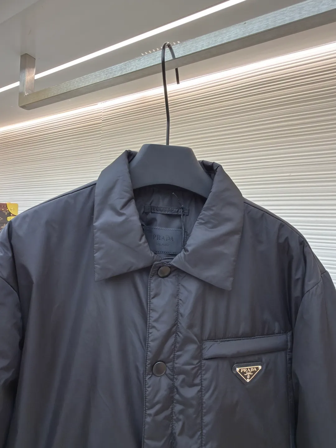 Prada Milano regenerated nylon triangle badge lapel cotton jacket ●Original version: purchased and developed for 12800 ●Item number: 1680806-B50 ●Fabric: nylon fabric ●Technology: Positioning cutting machine ●Version: fitted version ●Weight: about 435 grams ●Size: S-M-L-XL ●Description: A Prada classic that never goes out of style... The regenerated nylon series is practical in style and cotton-padded, with a slightly loose body and conventional design and tailoring. It is both personalized and fashionable. Polyamide, nylon fiber and cotton blended fabric, extremely delicate and light texture. It has high elastic recovery effect, is anti-wrinkle, windproof and warm, and is comfortable without wrapping around the body. The overall wiring is straight and delicate, the fabric is comfortable and soft, and the color is consistent without color difference. It can be matched with the same style to create a fashionable look and control various occasions. Customized accessories, complete with three standards, same style for men and women!