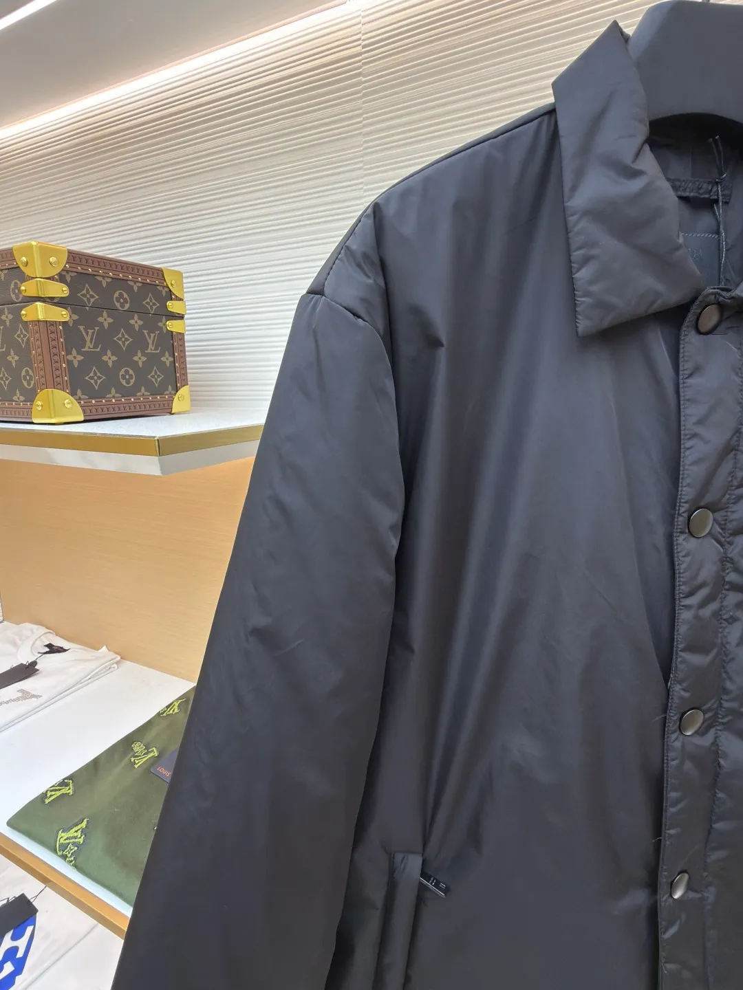 Prada Milano regenerated nylon triangle badge lapel cotton jacket ●Original version: purchased and developed for 12800 ●Item number: 1680806-B50 ●Fabric: nylon fabric ●Technology: Positioning cutting machine ●Version: fitted version ●Weight: about 435 grams ●Size: S-M-L-XL ●Description: A Prada classic that never goes out of style... The regenerated nylon series is practical in style and cotton-padded, with a slightly loose body and conventional design and tailoring. It is both personalized and fashionable. Polyamide, nylon fiber and cotton blended fabric, extremely delicate and light texture. It has high elastic recovery effect, is anti-wrinkle, windproof and warm, and is comfortable without wrapping around the body. The overall wiring is straight and delicate, the fabric is comfortable and soft, and the color is consistent without color difference. It can be matched with the same style to create a fashionable look and control various occasions. Customized accessories, complete with three standards, same style for men and women!