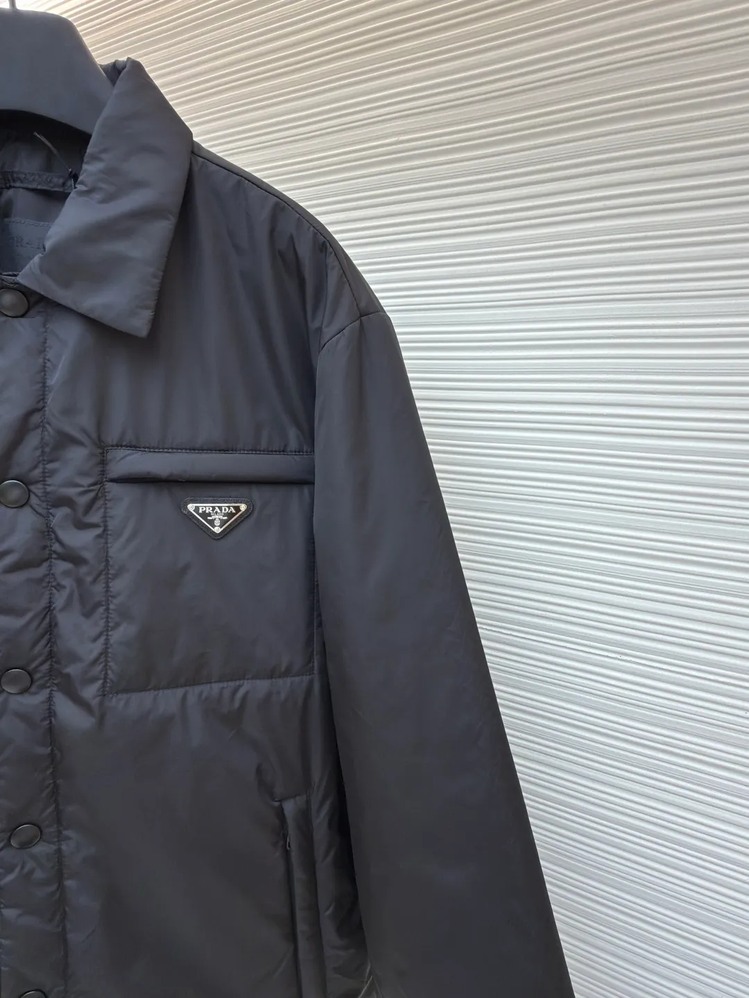 Prada Milano regenerated nylon triangle badge lapel cotton jacket ●Original version: purchased and developed for 12800 ●Item number: 1680806-B50 ●Fabric: nylon fabric ●Technology: Positioning cutting machine ●Version: fitted version ●Weight: about 435 grams ●Size: S-M-L-XL ●Description: A Prada classic that never goes out of style... The regenerated nylon series is practical in style and cotton-padded, with a slightly loose body and conventional design and tailoring. It is both personalized and fashionable. Polyamide, nylon fiber and cotton blended fabric, extremely delicate and light texture. It has high elastic recovery effect, is anti-wrinkle, windproof and warm, and is comfortable without wrapping around the body. The overall wiring is straight and delicate, the fabric is comfortable and soft, and the color is consistent without color difference. It can be matched with the same style to create a fashionable look and control various occasions. Customized accessories, complete with three standards, same style for men and women!