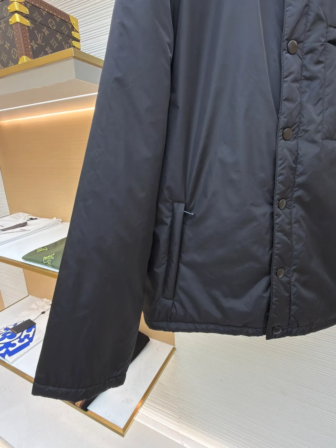 Prada Milano regenerated nylon triangle badge lapel cotton jacket ●Original version: purchased and developed for 12800 ●Item number: 1680806-B50 ●Fabric: nylon fabric ●Technology: Positioning cutting machine ●Version: fitted version ●Weight: about 435 grams ●Size: S-M-L-XL ●Description: A Prada classic that never goes out of style... The regenerated nylon series is practical in style and cotton-padded, with a slightly loose body and conventional design and tailoring. It is both personalized and fashionable. Polyamide, nylon fiber and cotton blended fabric, extremely delicate and light texture. It has high elastic recovery effect, is anti-wrinkle, windproof and warm, and is comfortable without wrapping around the body. The overall wiring is straight and delicate, the fabric is comfortable and soft, and the color is consistent without color difference. It can be matched with the same style to create a fashionable look and control various occasions. Customized accessories, complete with three standards, same style for men and women!