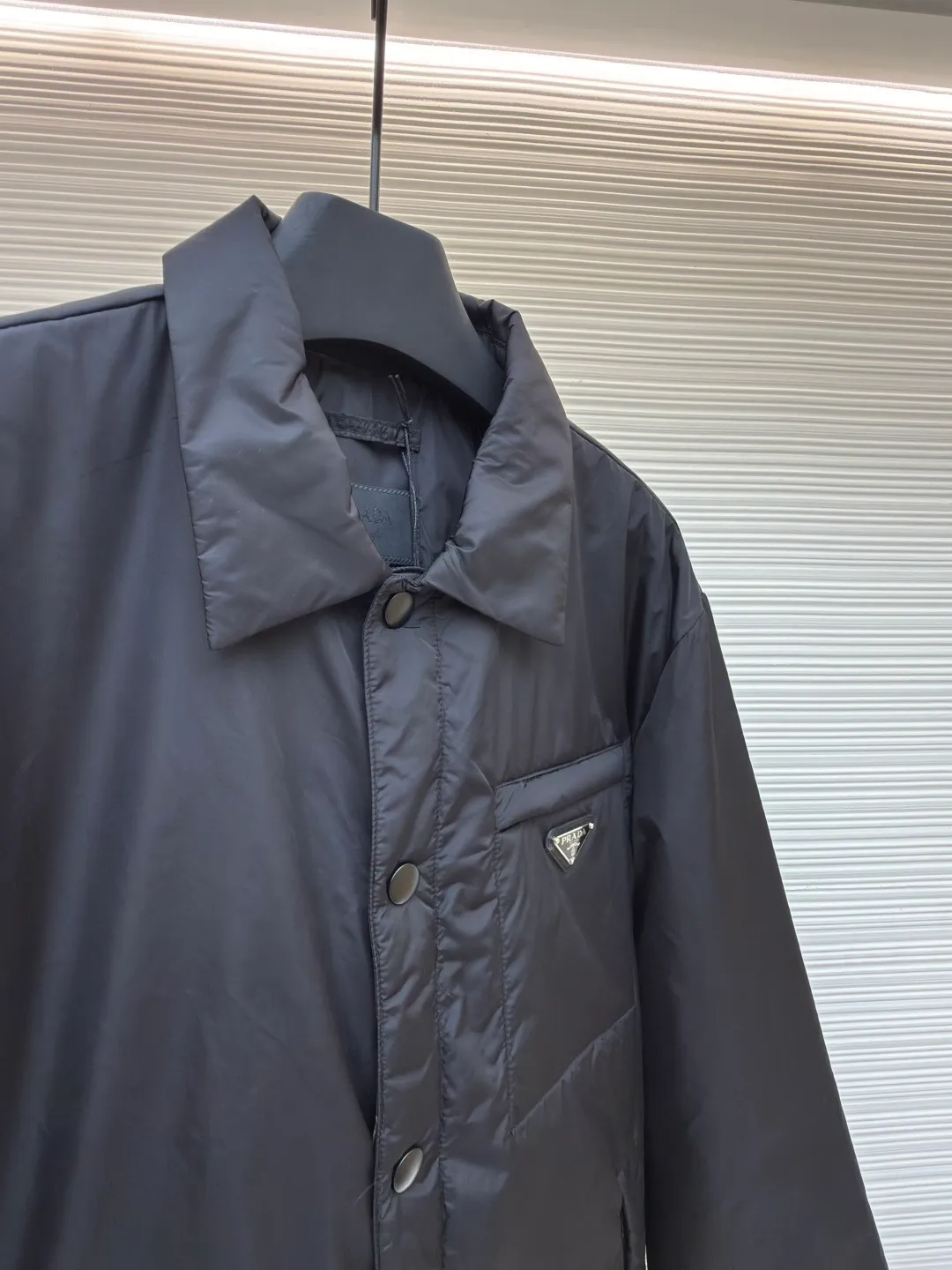 Prada Milano regenerated nylon triangle badge lapel cotton jacket ●Original version: purchased and developed for 12800 ●Item number: 1680806-B50 ●Fabric: nylon fabric ●Technology: Positioning cutting machine ●Version: fitted version ●Weight: about 435 grams ●Size: S-M-L-XL ●Description: A Prada classic that never goes out of style... The regenerated nylon series is practical in style and cotton-padded, with a slightly loose body and conventional design and tailoring. It is both personalized and fashionable. Polyamide, nylon fiber and cotton blended fabric, extremely delicate and light texture. It has high elastic recovery effect, is anti-wrinkle, windproof and warm, and is comfortable without wrapping around the body. The overall wiring is straight and delicate, the fabric is comfortable and soft, and the color is consistent without color difference. It can be matched with the same style to create a fashionable look and control various occasions. Customized accessories, complete with three standards, same style for men and women!