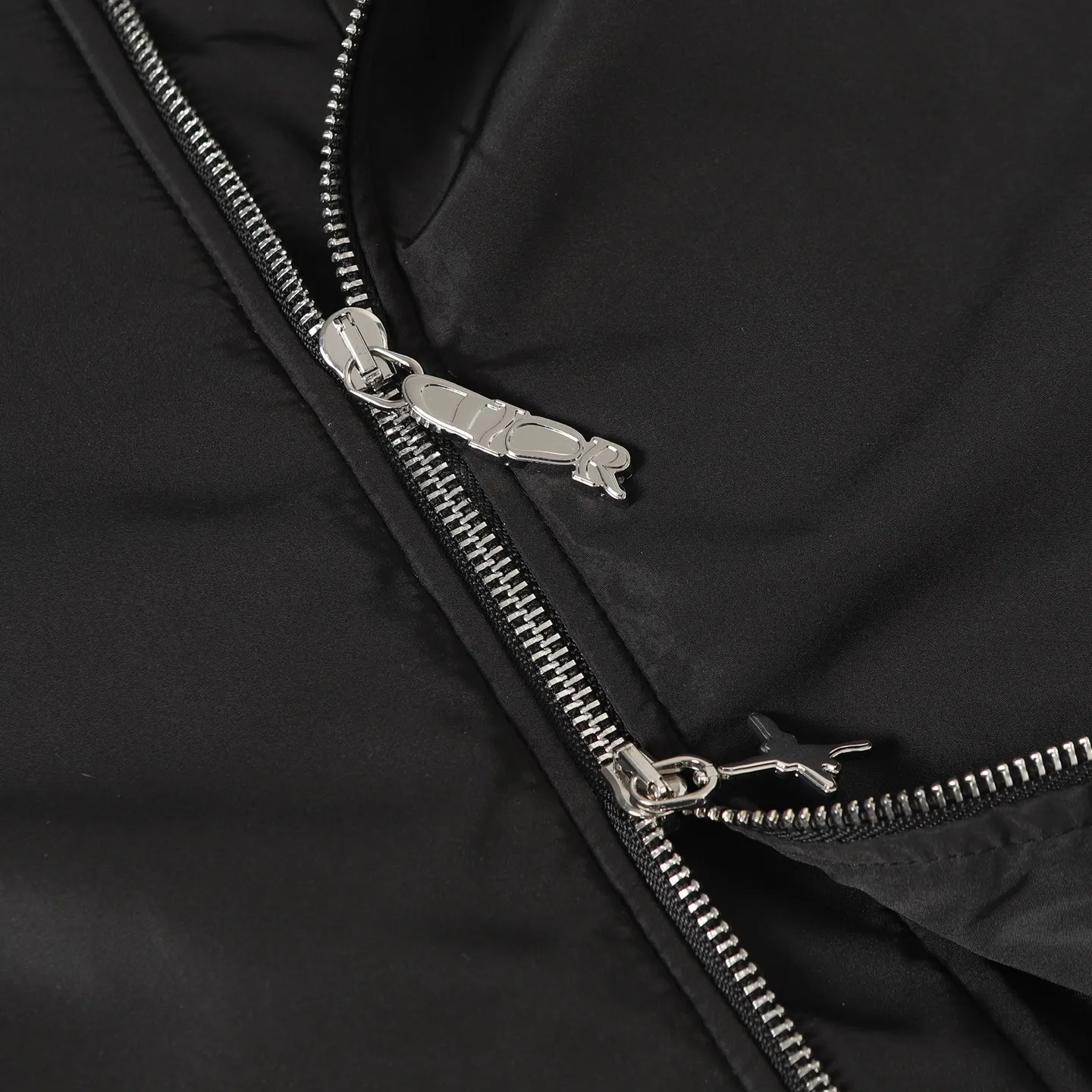 🅿️570 Dior/Dior No. 47 neon pink edge black flight jacket. This short is a new product in the 2025 autumn series, from the ANDLEWIS HLTON limited series. Crafted from black technical fabric, the sleeves feature the co-branded logo, a graphic reinterpretation of the logo. Pair it with or for a comfortable and trendy look.  Size:XS S M L