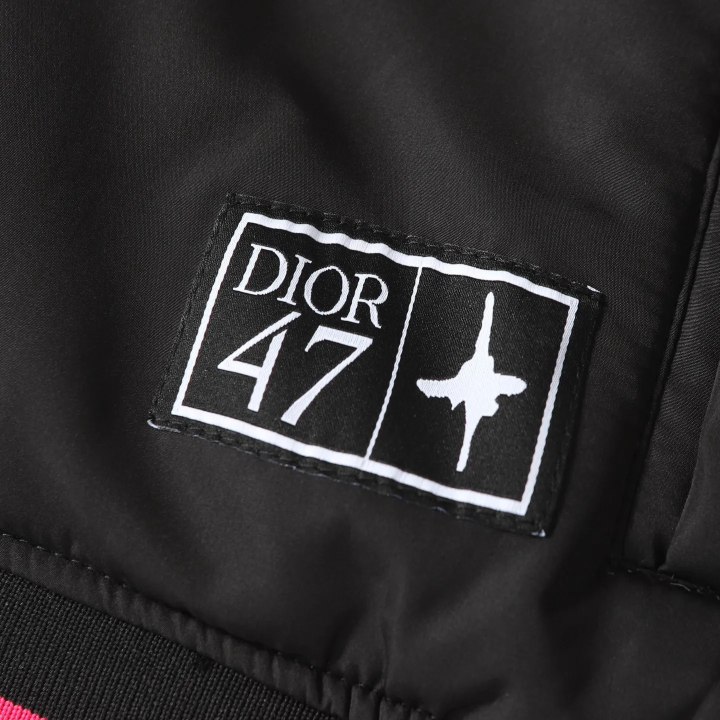 🅿️570 Dior/Dior No. 47 neon pink edge black flight jacket. This short is a new product in the 2025 autumn series, from the ANDLEWIS HLTON limited series. Crafted from black technical fabric, the sleeves feature the co-branded logo, a graphic reinterpretation of the logo. Pair it with or for a comfortable and trendy look.  Size:XS S M L