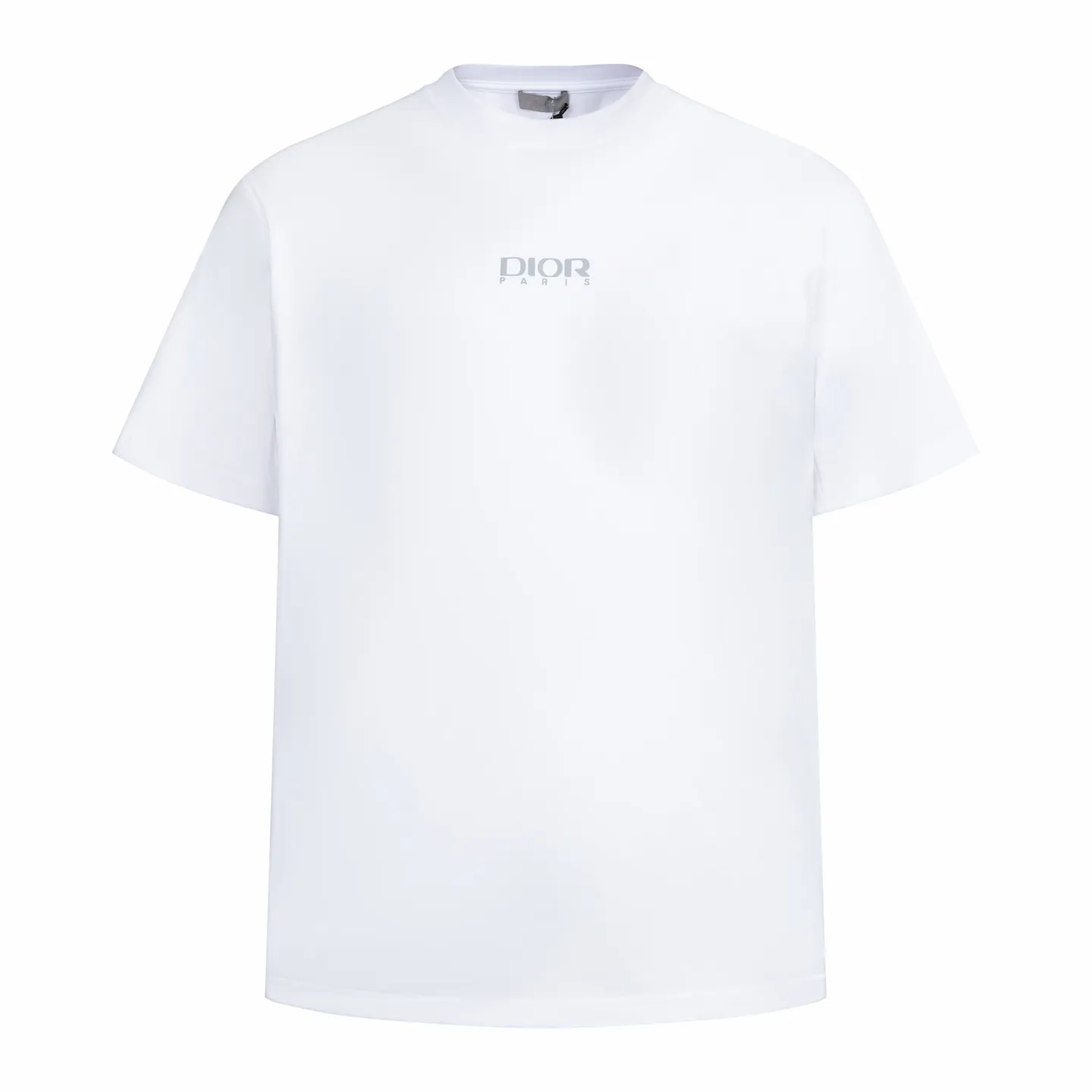 🅿️270 CD AND DESCENT Reflective Printed Short Sleeve (White) The fabric is made of 24S 185g special woven compact cotton fabric, and the rib is made of 32S 300g double yarn rib. This T-shirt is a new product in the 2026 spring men's wear series, inspired by performance sportswear. Crafted from white cotton jersey with reflective ANDDESCENTE pattern. The ribbed round neck design can be layered with a zippered sweatshirt to create a sophisticated sporty look. The fabric is made of 24S special-spun compact cotton as a plain knitted base. The high-count compact spinning process ensures that the fabric has an extremely delicate skin feel and excellent anti-pilling durability. The neckline is equipped with 32S 1x1 high-density ribbing, which provides long-lasting rebound with its tight structure and protects the collar shape. It uses an advanced laser cutting reflective engraving film thermal transfer process: first, the composite reflective film with built-in micro glass beads is carved out by a high-precision laser cutting machine to create the precise outline of the words; the imprint is positioned and imprinted through precisely controlled temperature, pressure and time. It ensures the sharp and clear edges of the pattern and gives the item unique dynamic visual attributes. Under daily light, it presents a low-key silver-gray color, but when exposed to light in a dark place, it instantly bursts out with strong retroreflection. Through innovative reflective technology and sophisticated basic materials, performance is transformed into a perceptible visual language. Size:XS-S-M-L