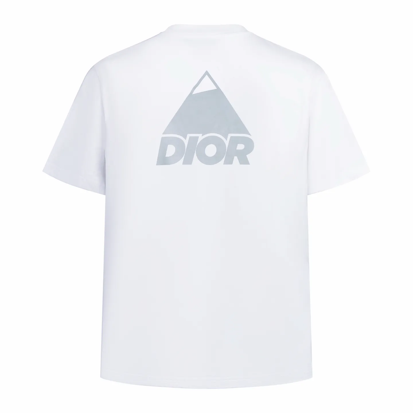 🅿️270 CD AND DESCENT Reflective Printed Short Sleeve (White) The fabric is made of 24S 185g special woven compact cotton fabric, and the rib is made of 32S 300g double yarn rib. This T-shirt is a new product in the 2026 spring men's wear series, inspired by performance sportswear. Crafted from white cotton jersey with reflective ANDDESCENTE pattern. The ribbed round neck design can be layered with a zippered sweatshirt to create a sophisticated sporty look. The fabric is made of 24S special-spun compact cotton as a plain knitted base. The high-count compact spinning process ensures that the fabric has an extremely delicate skin feel and excellent anti-pilling durability. The neckline is equipped with 32S 1x1 high-density ribbing, which provides long-lasting rebound with its tight structure and protects the collar shape. It uses an advanced laser cutting reflective engraving film thermal transfer process: first, the composite reflective film with built-in micro glass beads is carved out by a high-precision laser cutting machine to create the precise outline of the words; the imprint is positioned and imprinted through precisely controlled temperature, pressure and time. It ensures the sharp and clear edges of the pattern and gives the item unique dynamic visual attributes. Under daily light, it presents a low-key silver-gray color, but when exposed to light in a dark place, it instantly bursts out with strong retroreflection. Through innovative reflective technology and sophisticated basic materials, performance is transformed into a perceptible visual language. Size:XS-S-M-L
