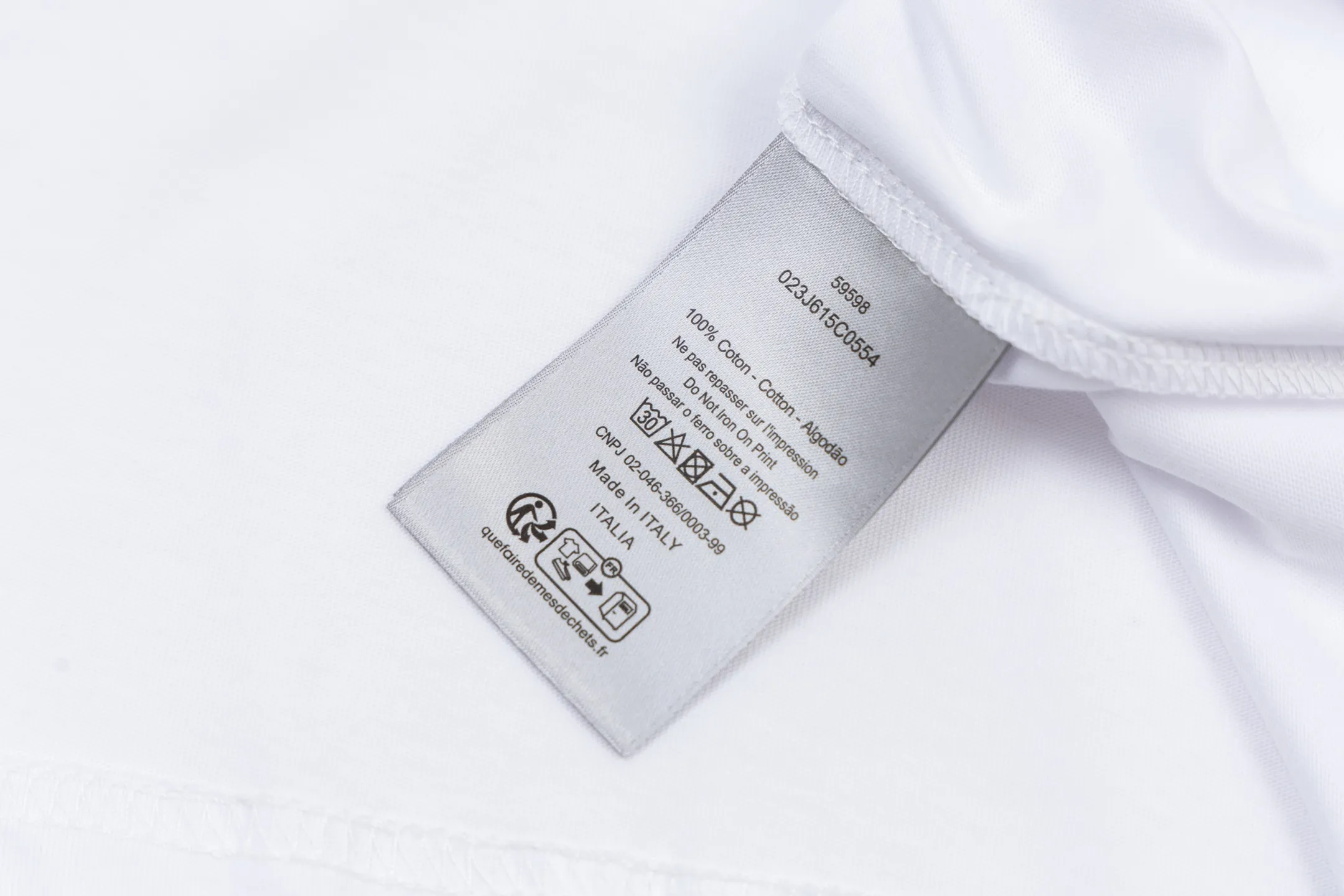 🅿️270 CD AND DESCENT Reflective Printed Short Sleeve (White) The fabric is made of 24S 185g special woven compact cotton fabric, and the rib is made of 32S 300g double yarn rib. This T-shirt is a new product in the 2026 spring men's wear series, inspired by performance sportswear. Crafted from white cotton jersey with reflective ANDDESCENTE pattern. The ribbed round neck design can be layered with a zippered sweatshirt to create a sophisticated sporty look. The fabric is made of 24S special-spun compact cotton as a plain knitted base. The high-count compact spinning process ensures that the fabric has an extremely delicate skin feel and excellent anti-pilling durability. The neckline is equipped with 32S 1x1 high-density ribbing, which provides long-lasting rebound with its tight structure and protects the collar shape. It uses an advanced laser cutting reflective engraving film thermal transfer process: first, the composite reflective film with built-in micro glass beads is carved out by a high-precision laser cutting machine to create the precise outline of the words; the imprint is positioned and imprinted through precisely controlled temperature, pressure and time. It ensures the sharp and clear edges of the pattern and gives the item unique dynamic visual attributes. Under daily light, it presents a low-key silver-gray color, but when exposed to light in a dark place, it instantly bursts out with strong retroreflection. Through innovative reflective technology and sophisticated basic materials, performance is transformed into a perceptible visual language. Size:XS-S-M-L