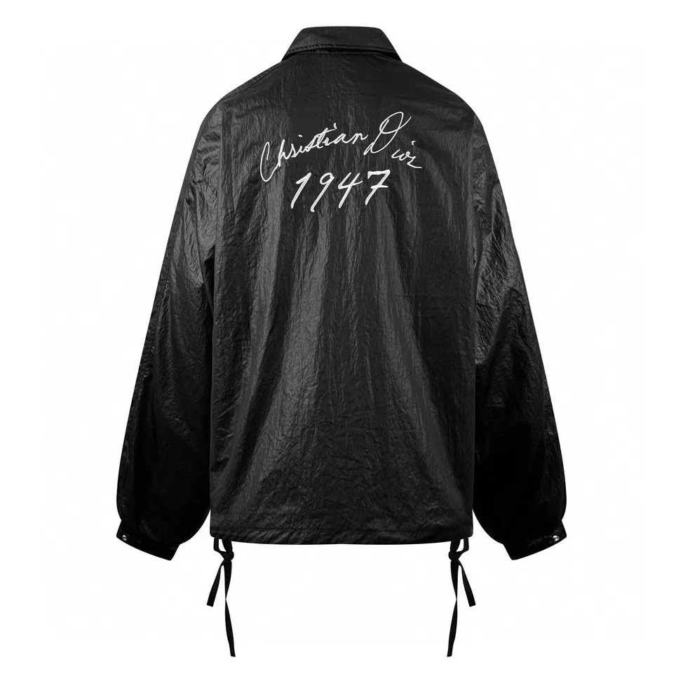 🅿️570 [Exclusive supply] CD 1947 embroidered jacket. Original purchase of 26,000 for development. The fabric is made of custom-made original ecological technical fabrics. It is carefully crafted to show unique textures and folds. Each fold is an art. It is layered and feels like futuristic technology. It allows the skin to enjoy the feeling of breathing. It is realistic and realistic. Comfortable and close to the skin. Decorated with handwritten style Christian Dior embroidery to highlight Mr. Dior's signature. Integrating textured artistic tailoring, French elegance is carried out throughout, exuding pure beauty, with the ultimate balance of complexity and fashion. Original ecological technology fabrics are wrapped with an expensive special glue on the outermost layer to change its surface structure, and then undergo fermentation treatment to use chemicals to produce unique textures and wrinkles and further enhance their softness. Imported embroidery machines are used, and advanced computer control systems and precision mechanical components are used to achieve handwriting-style Christian Dior 1947 embroidery operations. The workmanship is smooth and smooth, with full lines and fine stitches. Size:46-48-50-52