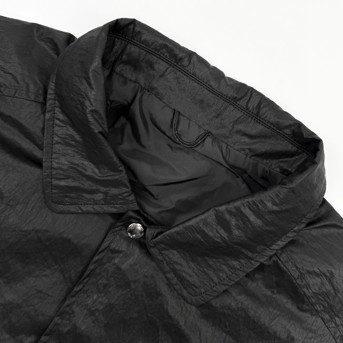 🅿️570 [Exclusive supply] CD 1947 embroidered jacket. Original purchase of 26,000 for development. The fabric is made of custom-made original ecological technical fabrics. It is carefully crafted to show unique textures and folds. Each fold is an art. It is layered and feels like futuristic technology. It allows the skin to enjoy the feeling of breathing. It is realistic and realistic. Comfortable and close to the skin. Decorated with handwritten style Christian Dior embroidery to highlight Mr. Dior's signature. Integrating textured artistic tailoring, French elegance is carried out throughout, exuding pure beauty, with the ultimate balance of complexity and fashion. Original ecological technology fabrics are wrapped with an expensive special glue on the outermost layer to change its surface structure, and then undergo fermentation treatment to use chemicals to produce unique textures and wrinkles and further enhance their softness. Imported embroidery machines are used, and advanced computer control systems and precision mechanical components are used to achieve handwriting-style Christian Dior 1947 embroidery operations. The workmanship is smooth and smooth, with full lines and fine stitches. Size:46-48-50-52