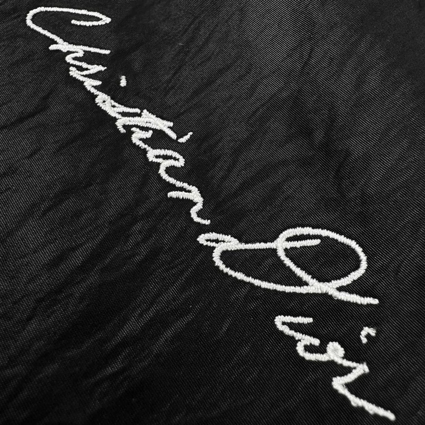 🅿️570 [Exclusive supply] CD 1947 embroidered jacket. Original purchase of 26,000 for development. The fabric is made of custom-made original ecological technical fabrics. It is carefully crafted to show unique textures and folds. Each fold is an art. It is layered and feels like futuristic technology. It allows the skin to enjoy the feeling of breathing. It is realistic and realistic. Comfortable and close to the skin. Decorated with handwritten style Christian Dior embroidery to highlight Mr. Dior's signature. Integrating textured artistic tailoring, French elegance is carried out throughout, exuding pure beauty, with the ultimate balance of complexity and fashion. Original ecological technology fabrics are wrapped with an expensive special glue on the outermost layer to change its surface structure, and then undergo fermentation treatment to use chemicals to produce unique textures and wrinkles and further enhance their softness. Imported embroidery machines are used, and advanced computer control systems and precision mechanical components are used to achieve handwriting-style Christian Dior 1947 embroidery operations. The workmanship is smooth and smooth, with full lines and fine stitches. Size:46-48-50-52