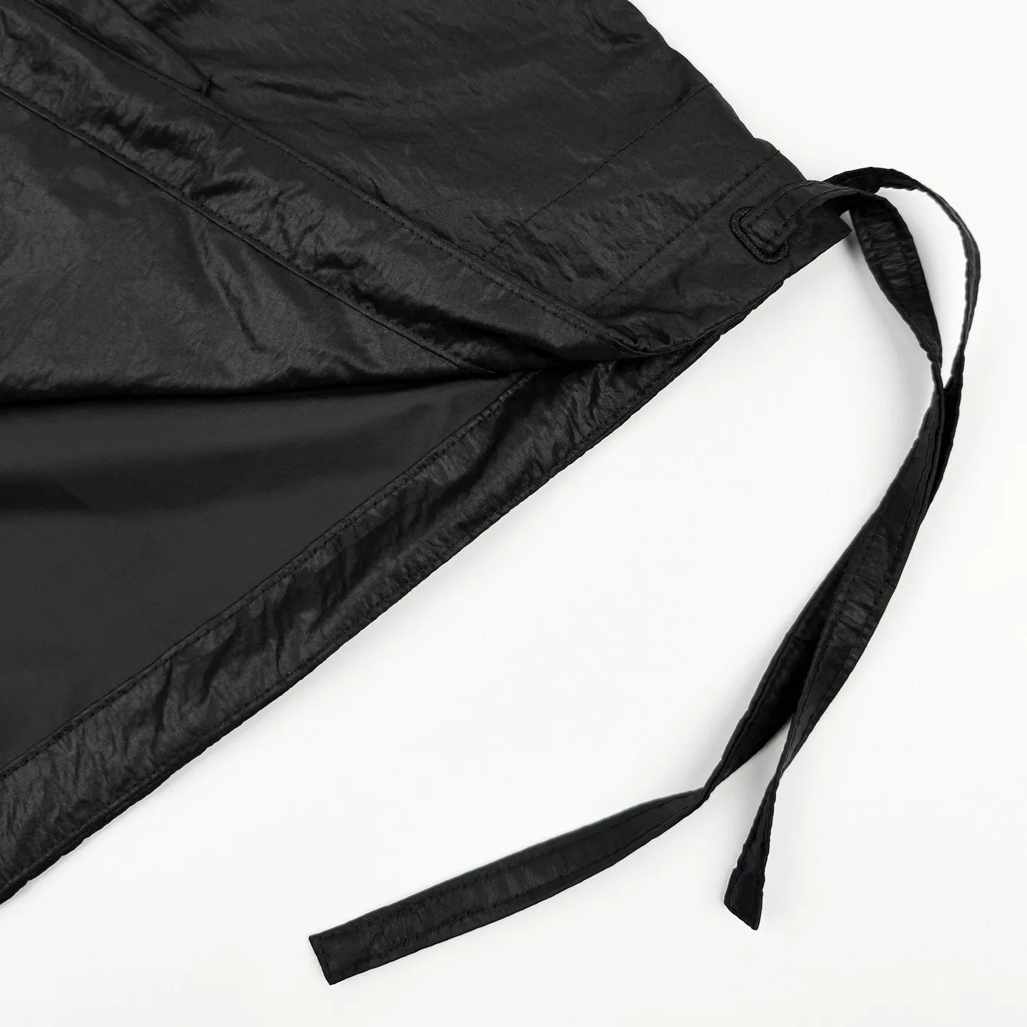 🅿️570 [Exclusive supply] CD 1947 embroidered jacket. Original purchase of 26,000 for development. The fabric is made of custom-made original ecological technical fabrics. It is carefully crafted to show unique textures and folds. Each fold is an art. It is layered and feels like futuristic technology. It allows the skin to enjoy the feeling of breathing. It is realistic and realistic. Comfortable and close to the skin. Decorated with handwritten style Christian Dior embroidery to highlight Mr. Dior's signature. Integrating textured artistic tailoring, French elegance is carried out throughout, exuding pure beauty, with the ultimate balance of complexity and fashion. Original ecological technology fabrics are wrapped with an expensive special glue on the outermost layer to change its surface structure, and then undergo fermentation treatment to use chemicals to produce unique textures and wrinkles and further enhance their softness. Imported embroidery machines are used, and advanced computer control systems and precision mechanical components are used to achieve handwriting-style Christian Dior 1947 embroidery operations. The workmanship is smooth and smooth, with full lines and fine stitches. Size:46-48-50-52