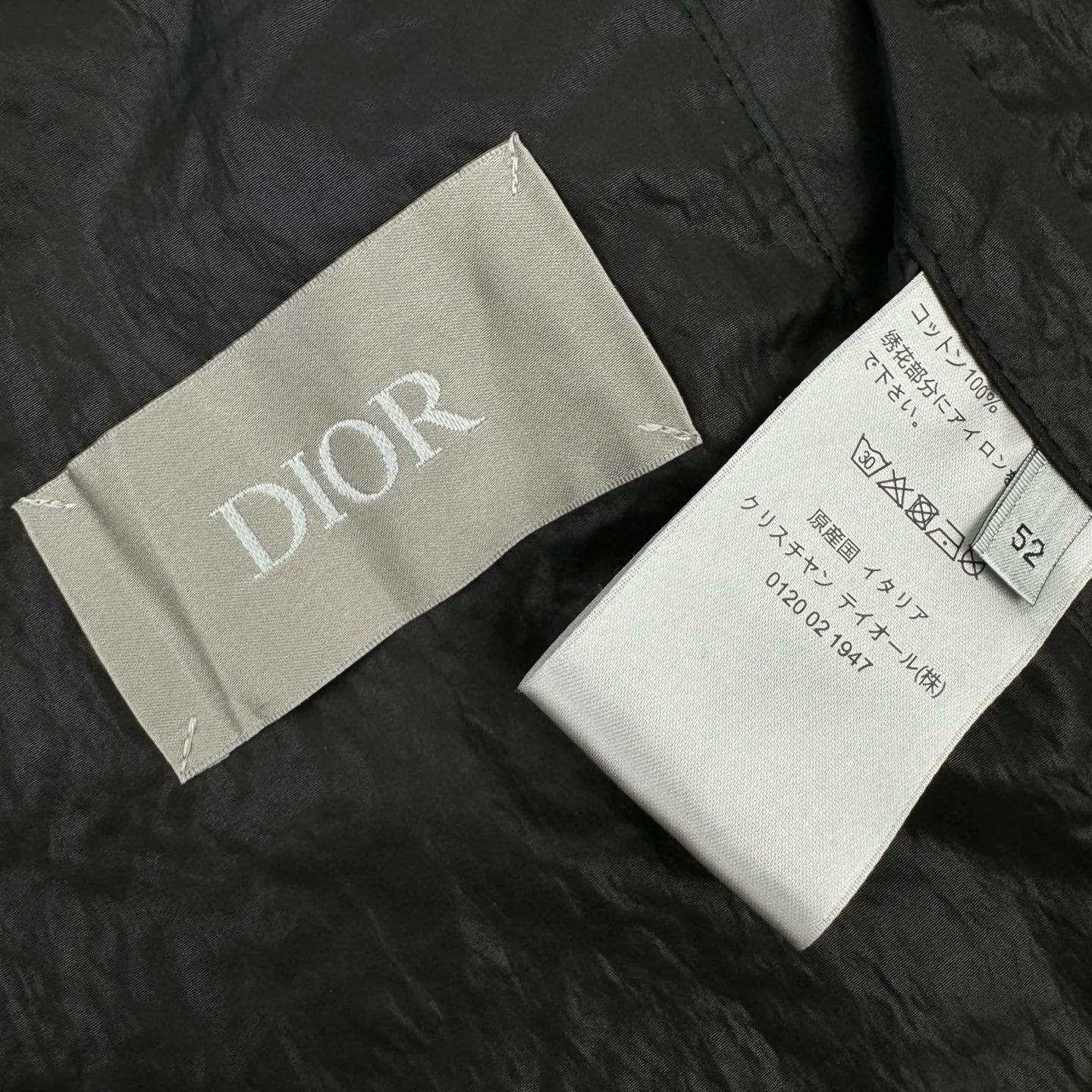 🅿️570 [Exclusive supply] CD 1947 embroidered jacket. Original purchase of 26,000 for development. The fabric is made of custom-made original ecological technical fabrics. It is carefully crafted to show unique textures and folds. Each fold is an art. It is layered and feels like futuristic technology. It allows the skin to enjoy the feeling of breathing. It is realistic and realistic. Comfortable and close to the skin. Decorated with handwritten style Christian Dior embroidery to highlight Mr. Dior's signature. Integrating textured artistic tailoring, French elegance is carried out throughout, exuding pure beauty, with the ultimate balance of complexity and fashion. Original ecological technology fabrics are wrapped with an expensive special glue on the outermost layer to change its surface structure, and then undergo fermentation treatment to use chemicals to produce unique textures and wrinkles and further enhance their softness. Imported embroidery machines are used, and advanced computer control systems and precision mechanical components are used to achieve handwriting-style Christian Dior 1947 embroidery operations. The workmanship is smooth and smooth, with full lines and fine stitches. Size:46-48-50-52