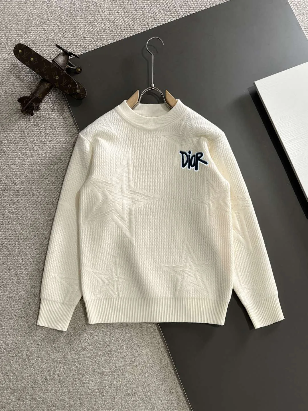 🅿️380 next day shipping Dior 2025 official website latest round neck sweater for autumn and winter, popular models are on sale at the same time at the counter! Specially made of wool blended fabric. It feels comfortable and can be directly in contact with the skin. The logo badge is exquisitely embroidered, which is extremely eye-catching! The details highlight the fashionable charm of big brands. Exquisite workmanship. Three-dimensional cutting style. The wearing effect is invincible and handsome! All three standards are complete! Size: M-3XL