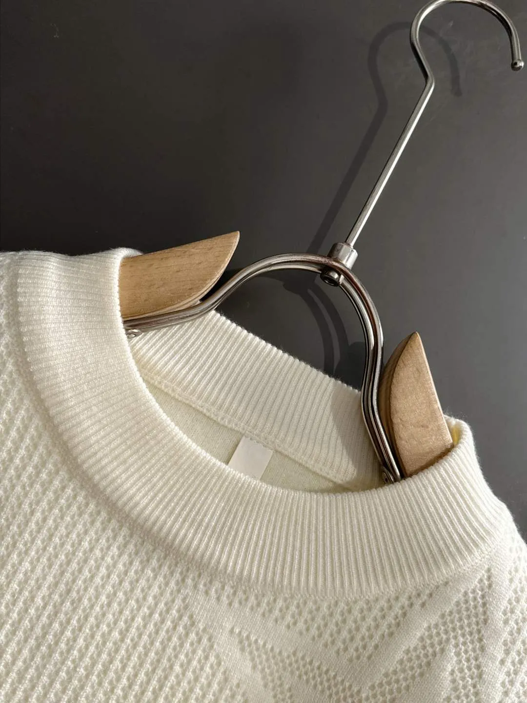 🅿️380 next day shipping Dior 2025 official website latest round neck sweater for autumn and winter, popular models are on sale at the same time at the counter! Specially made of wool blended fabric. It feels comfortable and can be directly in contact with the skin. The logo badge is exquisitely embroidered, which is extremely eye-catching! The details highlight the fashionable charm of big brands. Exquisite workmanship. Three-dimensional cutting style. The wearing effect is invincible and handsome! All three standards are complete! Size: M-3XL