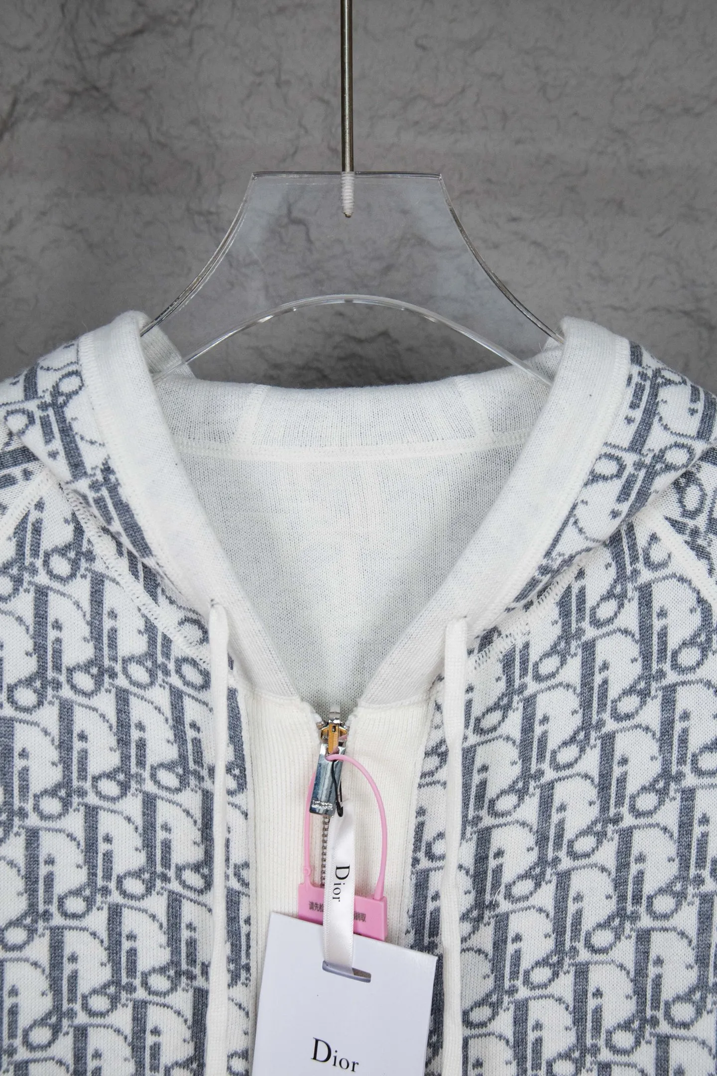 🅿️650 Style No.: M249 replica version Dior 𝘾𝙝𝙧𝙞𝙨𝙩𝙞𝙖𝙣 𝘿𝙞𝙤𝙧 CD 24SS old flower all-over printed double-sided jacquard zipper cardigan jacket sweater lightism essential luxury item for men and women for daily commuting Purchase authentic pattern Correct version Welcome to compare Detailed features · Use 50% wool content yarn, 35% cashmere 15% synthetic fiber · Adopt double-sided jacquard craftsmanship imported from Germany · Collar, cuffs and hem thread design Windproof and comfortable · Spacing between strips and letter logos The woven sheet effect is completely restored · Original main mark washed tag moisture-proof paper packaging Color: White Gray Size: S M L