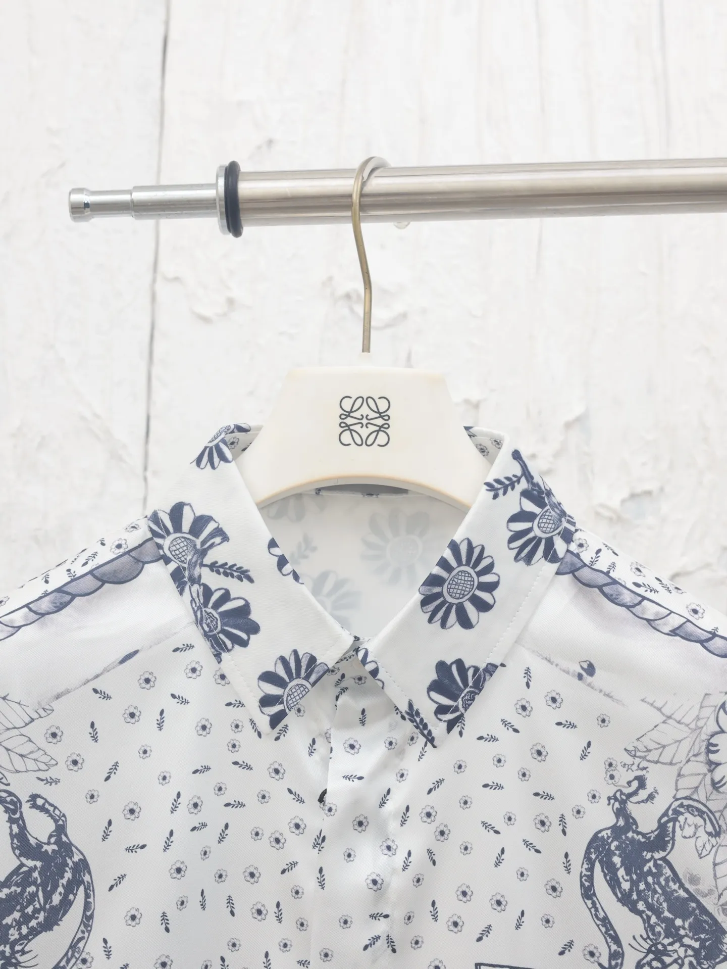 🅿️436 Dio*/Dior 25ss new animal and plant all-over mulberry silk twill flower shirt comes from the DIO AND HYLTON NEL joint series, showing an interpretation of the artist's work. Crafted from white mulberry silk twill in a classic cut, it features a hidden button fastening. The style is fashionable and can be paired with other pieces from the limited series.  Size: 39-S/40-M/41-L/42-XL