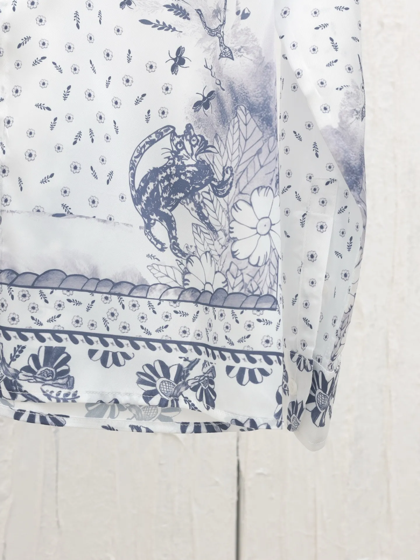 🅿️436 Dio*/Dior 25ss new animal and plant all-over mulberry silk twill flower shirt comes from the DIO AND HYLTON NEL joint series, showing an interpretation of the artist's work. Crafted from white mulberry silk twill in a classic cut, it features a hidden button fastening. The style is fashionable and can be paired with other pieces from the limited series.  Size: 39-S/40-M/41-L/42-XL