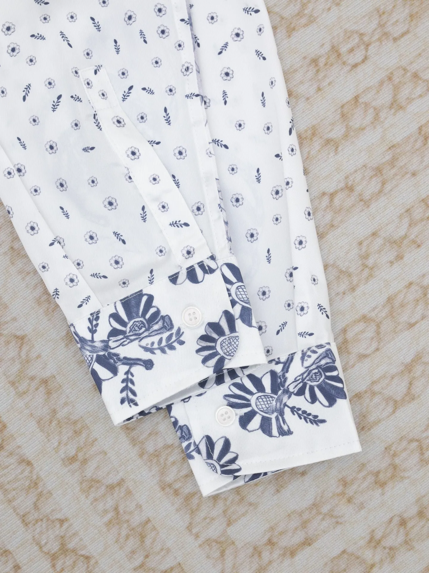 🅿️436 Dio*/Dior 25ss new animal and plant all-over mulberry silk twill flower shirt comes from the DIO AND HYLTON NEL joint series, showing an interpretation of the artist's work. Crafted from white mulberry silk twill in a classic cut, it features a hidden button fastening. The style is fashionable and can be paired with other pieces from the limited series.  Size: 39-S/40-M/41-L/42-XL