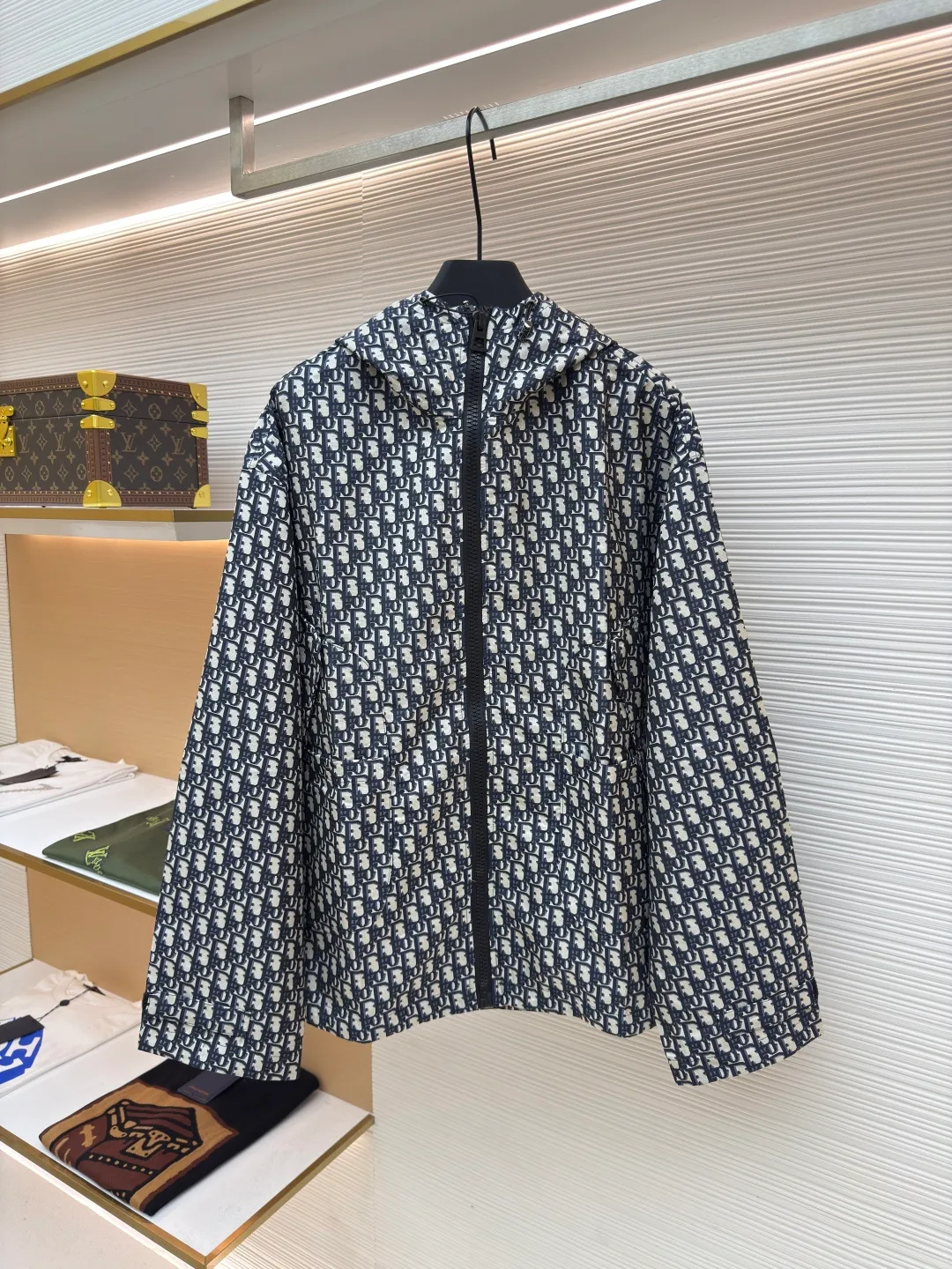 Dior CD jacquard windbreaker ●Authentic product: 34000 purchased and developed ●Item number: 1680664-C65 ●Fabric: polyester jacquard fabric ●Technology: made on positioning cutting machine ●Version: fitted version ●Weight: about 655 grams ●Size: XS-S-M-L ●Description: The fabric is made of 100% polyester jacquard fabric with a warp and weft density of 155*245. It uses royal blue + white two-color warp yarns. The weft yarns are dyed in batches. The warp and weft yarns are all made of 150D polyester long fiber high F yarns. The high-speed rapier jacquard woven raw embryos are then washed and shaped to produce finished fabrics. The left pocket of the front panel is embroidered with a Behringer embroidery machine imported from Japan. The bee CD letters are embroidered with monochrome silk rays on the left and right front panels. The diagonal letters are opposite each other, and the patch pocket is composed of three pieces: bottom bag + surface bag + bag flap, plus a total of 4 pieces on the front panel. The diagonal letters are interlocked to restore the floral tailoring. After taking rough samples of all the cutting pieces, they are hand-made and individually numbered to restore the pattern and then cut the actual sample. The cutting is very difficult, the amount of fabric is doubled and it is extremely time-consuming. It is equipped with CD letters and bright-colored pig-nose buttons. The overall routing is straight and delicate, the fabric is comfortable and soft, and the color is consistent and has no color difference. It can be matched with the same style to create a fashionable look, and can be used in various occasions. Customized accessories, complete with three standards, same style for men and women!