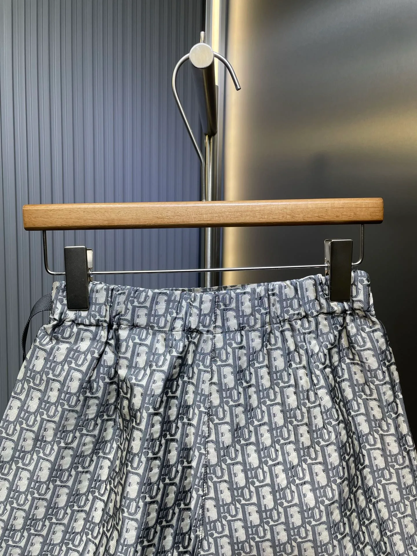 🅿️360 DIO* 🌟【Top Replica】Vacation series culottes with fabric panels and versatile culottes with a high-end and fashionable silhouette. The three-dimensional cut is very wide and the upper body is slimming. A must-have item for fair and beautiful women! Elongates the leg lines. A must-have item for presbyopia. It’s really easy to wear. Super versatile. Size: SML