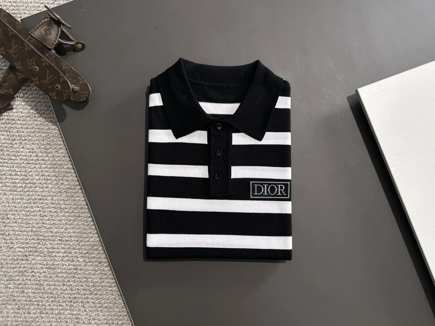 🅿️332 shipped next day. High quality Dior 2025 spring and summer new men's lapel short-sleeved T-shirt. Made of combed cotton yarn knitted cotton fabric. Pure cotton high-weight special yarn. It feels heavy when weighed. The upper body is also more textured than ordinary T-shirts. This texture can cope with the weather easily and is suitable for both hot and cold! The pattern on the chest adopts three-dimensional embroidery technology, and is perfectly produced stitch by stitch with reference to the original version! Loose fit design, looks noble. Size: M to XXXL
