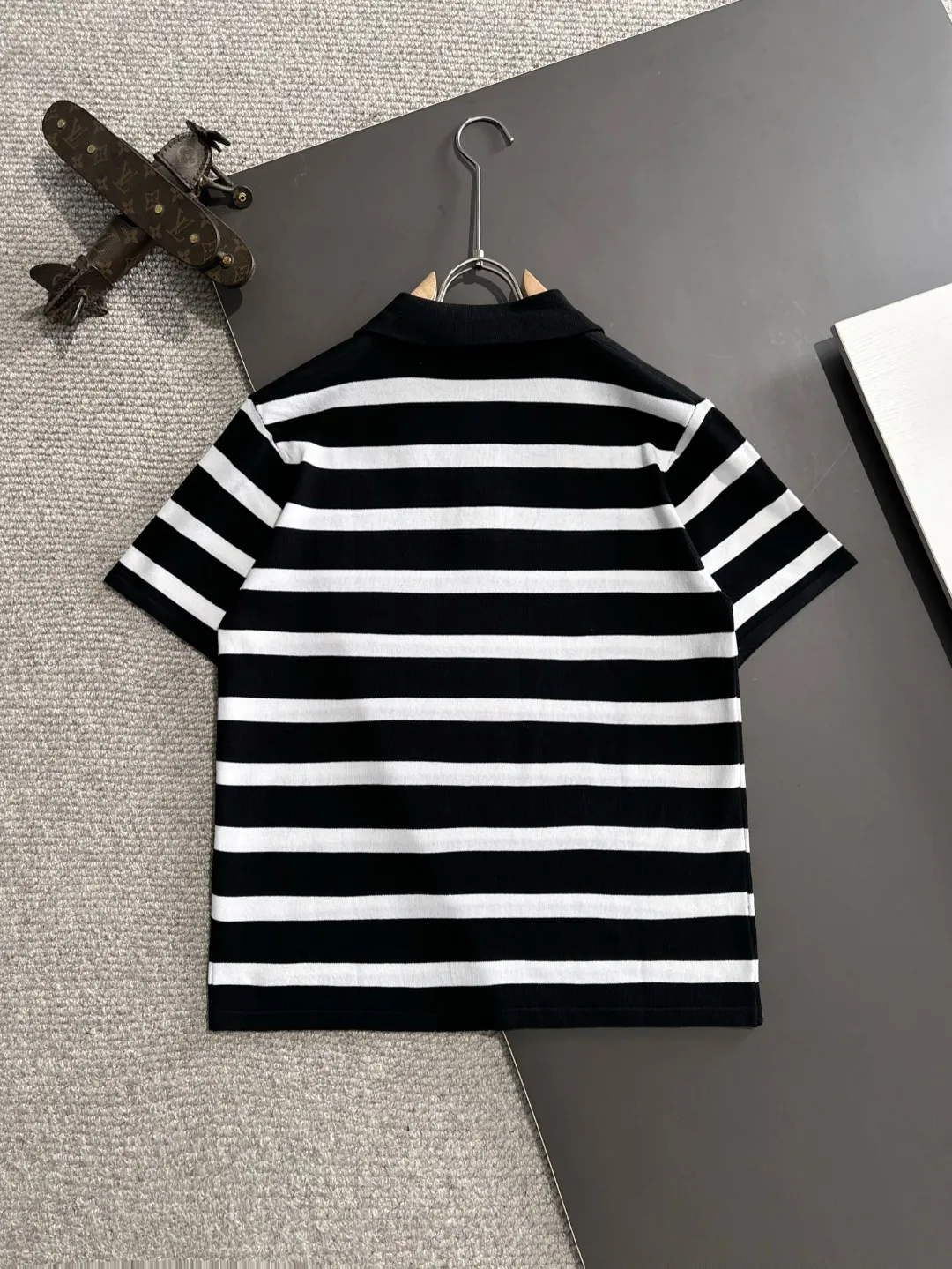 🅿️332 shipped next day. High quality Dior 2025 spring and summer new men's lapel short-sleeved T-shirt. Made of combed cotton yarn knitted cotton fabric. Pure cotton high-weight special yarn. It feels heavy when weighed. The upper body is also more textured than ordinary T-shirts. This texture can cope with the weather easily and is suitable for both hot and cold! The pattern on the chest adopts three-dimensional embroidery technology, and is perfectly produced stitch by stitch with reference to the original version! Loose fit design, looks noble. Size: M to XXXL
