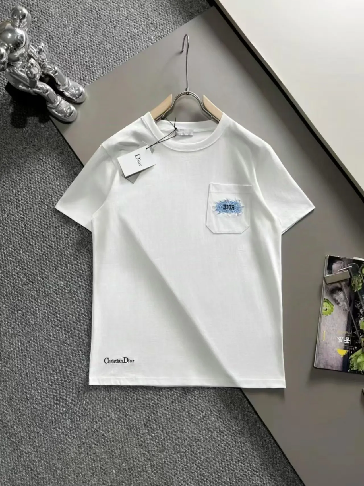 🅿️190 (arrives the next day) Dior 2025 new style pocket flower embroidered letter logo, same style for men and women, short-sleeved T-shirt ·Customized 260g 100% double yarn pure cotton fabric ·Custom dyed 32 counts double-strand thread ·Collar label, hangtag, main mark and three labels complete Color: White Size: XS S M L