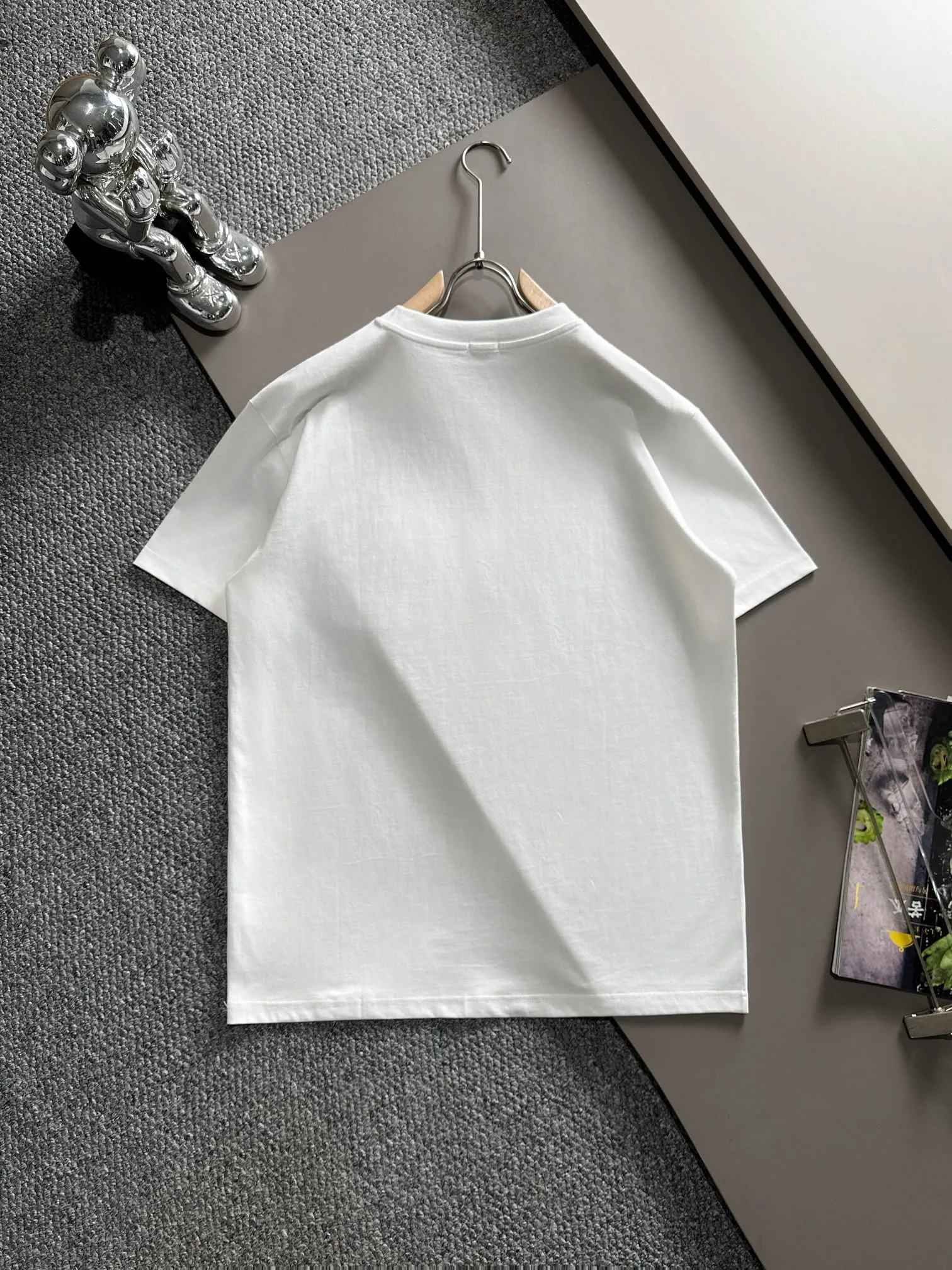 🅿️190 (arrives the next day) Dior 2025 new style pocket flower embroidered letter logo, same style for men and women, short-sleeved T-shirt ·Customized 260g 100% double yarn pure cotton fabric ·Custom dyed 32 counts double-strand thread ·Collar label, hangtag, main mark and three labels complete Color: White Size: XS S M L