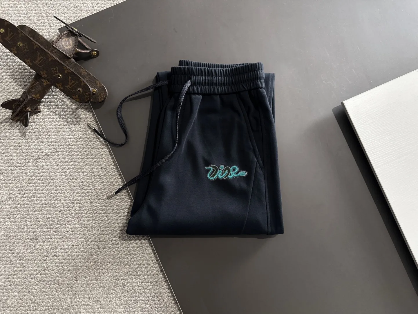 🅿️400 next day shipping Dior 2025 spring and summer new elastic band casual pants, thin counter custom fabrics, high breathability and comfort, impeccable details, brand element design concept, reflecting high quality. It feels delicate and soft! It presents a casual cut and the upper body shape is great! Size: M-4XL