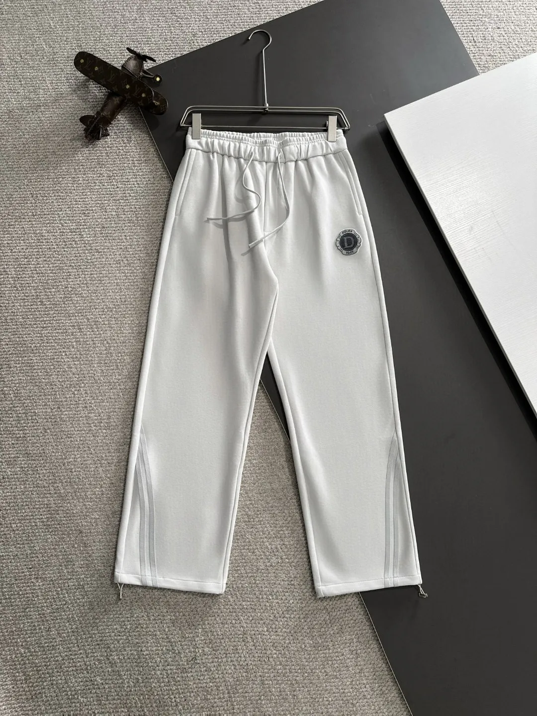 🅿️380 next day shipping Dior 2025 new early spring elastic band casual pants, thickened with velvet to keep warm. The custom-made fabrics at the counter are highly breathable and comfortable, with impeccable details and brand element design concepts, reflecting high quality. It feels delicate and soft! It presents a casual cut and the upper body shape is great! Size: M-4XL