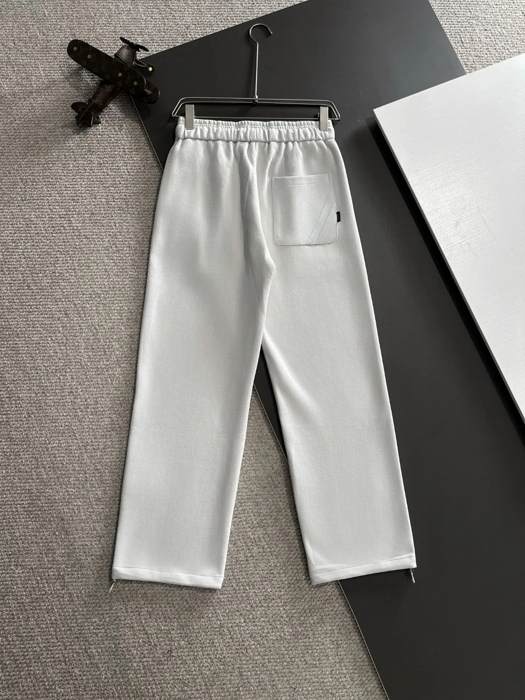 🅿️380 next day shipping Dior 2025 new early spring elastic band casual pants, thickened with velvet to keep warm. The custom-made fabrics at the counter are highly breathable and comfortable, with impeccable details and brand element design concepts, reflecting high quality. It feels delicate and soft! It presents a casual cut and the upper body shape is great! Size: M-4XL