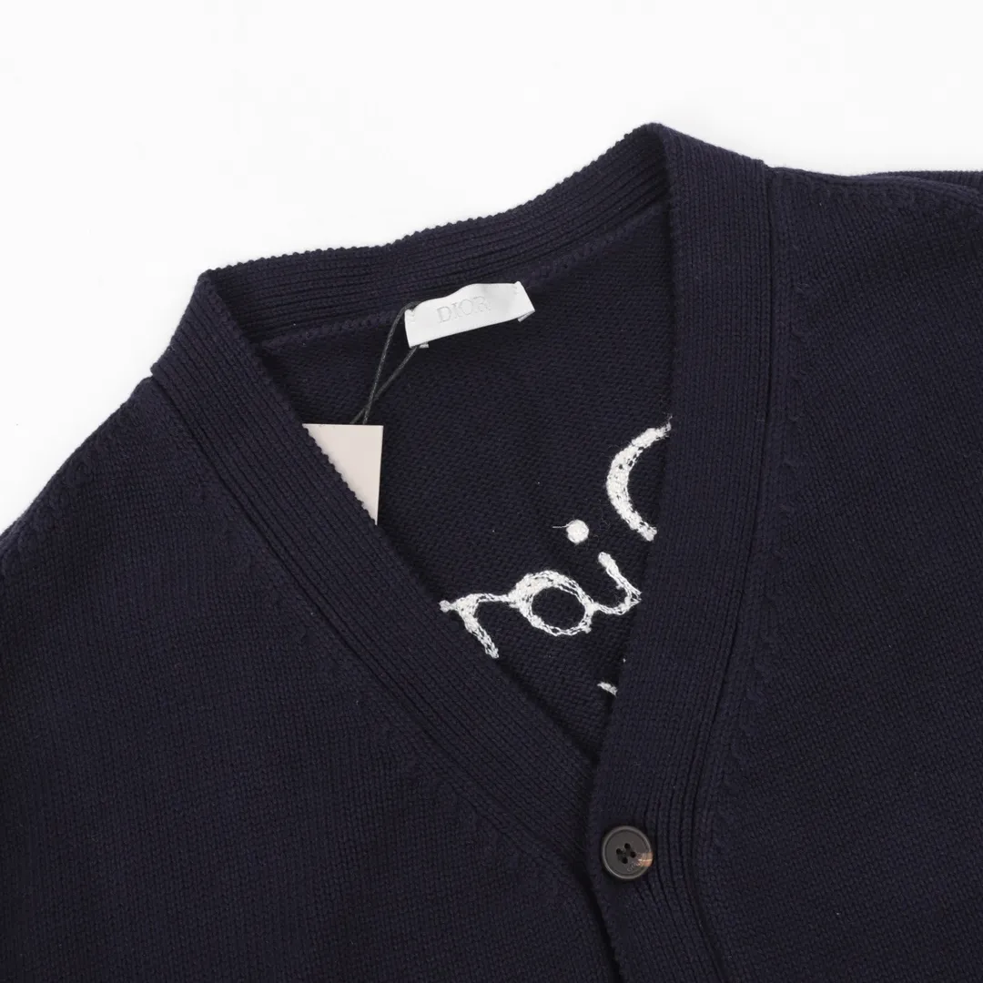 🅿️600 Dior embroidered cotton blend button cardigan. The fabric is made of 40-count cotton yarn and wool, and the cotton content is 62%. It is mixed with 38% polyester. Mixing two kinds of wool materials can effectively make the upper body more three-dimensional. The embroidery uses high-density wool yarn embroidery technology, and the front numbers are all equipped with the joint series embroidery LOGO. The number of stitches is about 12,000. The auxiliary buttons are made of natural horn buttons, with the brand's iconic [DIOR] LOGO on the buttons. This cardigan displays the Dior For My Real Friends logo from the DIOR AND HYLTON NEL collaboration. Crafted from white cotton-blend jersey with embroidery on the front and back, button fastening and ribbed trims. Size s-l