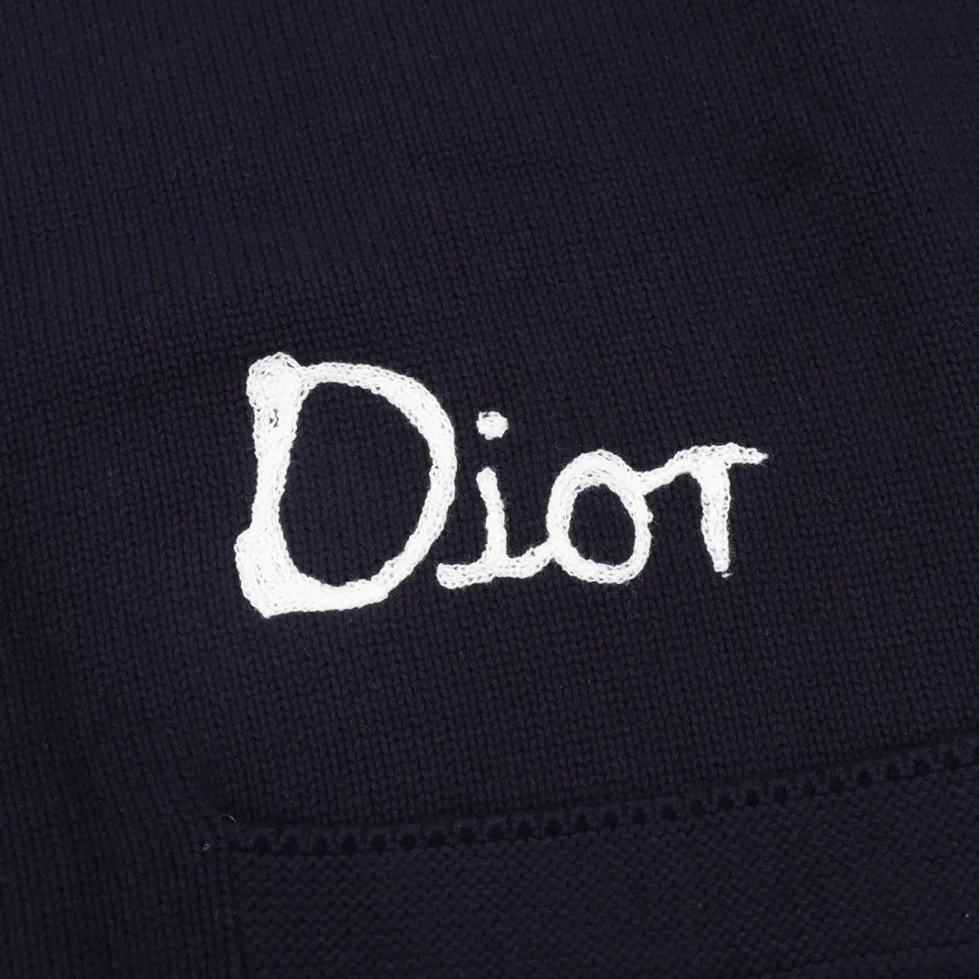 🅿️600 Dior embroidered cotton blend button cardigan. The fabric is made of 40-count cotton yarn and wool, and the cotton content is 62%. It is mixed with 38% polyester. Mixing two kinds of wool materials can effectively make the upper body more three-dimensional. The embroidery uses high-density wool yarn embroidery technology, and the front numbers are all equipped with the joint series embroidery LOGO. The number of stitches is about 12,000. The auxiliary buttons are made of natural horn buttons, with the brand's iconic [DIOR] LOGO on the buttons. This cardigan displays the Dior For My Real Friends logo from the DIOR AND HYLTON NEL collaboration. Crafted from white cotton-blend jersey with embroidery on the front and back, button fastening and ribbed trims. Size s-l