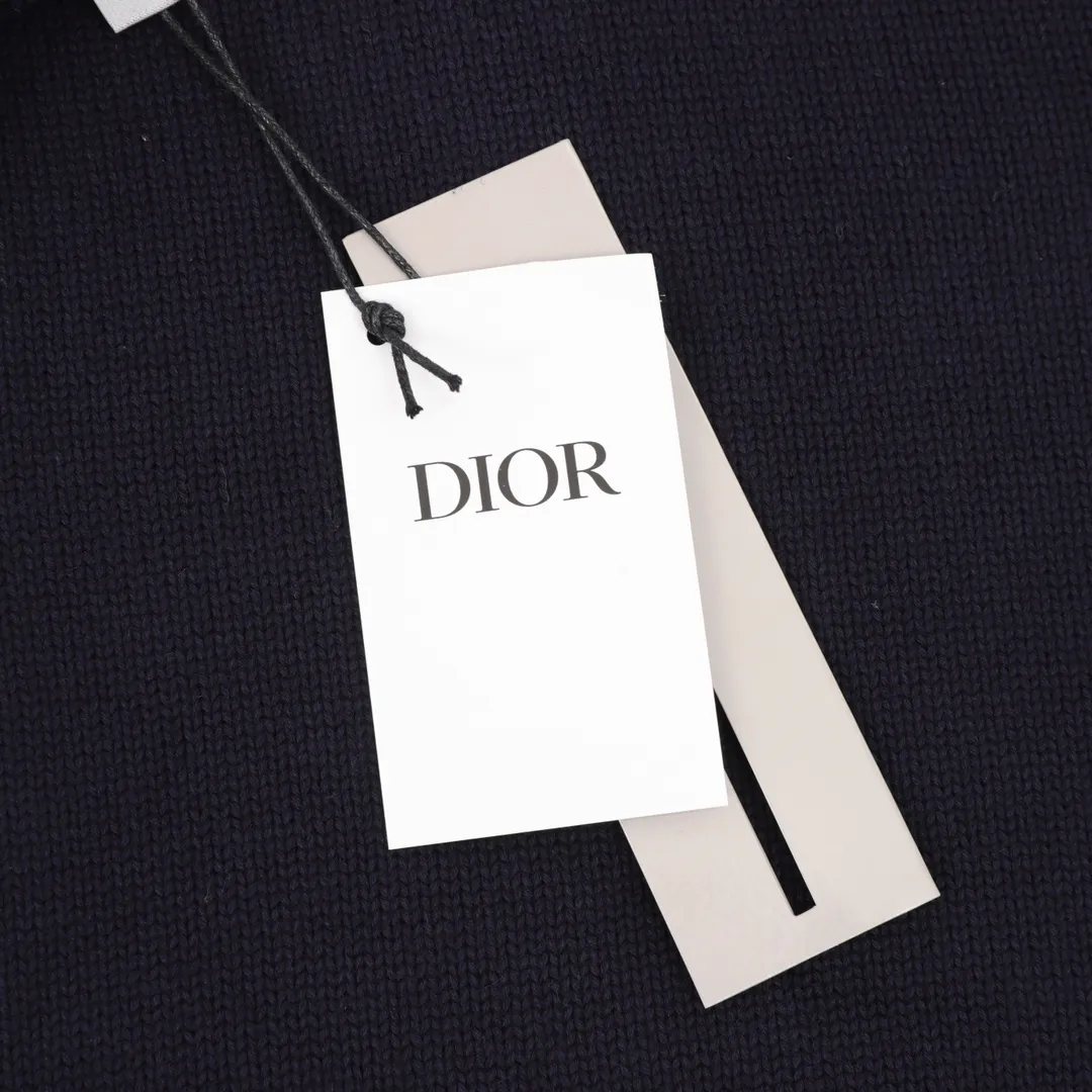 🅿️600 Dior embroidered cotton blend button cardigan. The fabric is made of 40-count cotton yarn and wool, and the cotton content is 62%. It is mixed with 38% polyester. Mixing two kinds of wool materials can effectively make the upper body more three-dimensional. The embroidery uses high-density wool yarn embroidery technology, and the front numbers are all equipped with the joint series embroidery LOGO. The number of stitches is about 12,000. The auxiliary buttons are made of natural horn buttons, with the brand's iconic [DIOR] LOGO on the buttons. This cardigan displays the Dior For My Real Friends logo from the DIOR AND HYLTON NEL collaboration. Crafted from white cotton-blend jersey with embroidery on the front and back, button fastening and ribbed trims. Size s-l