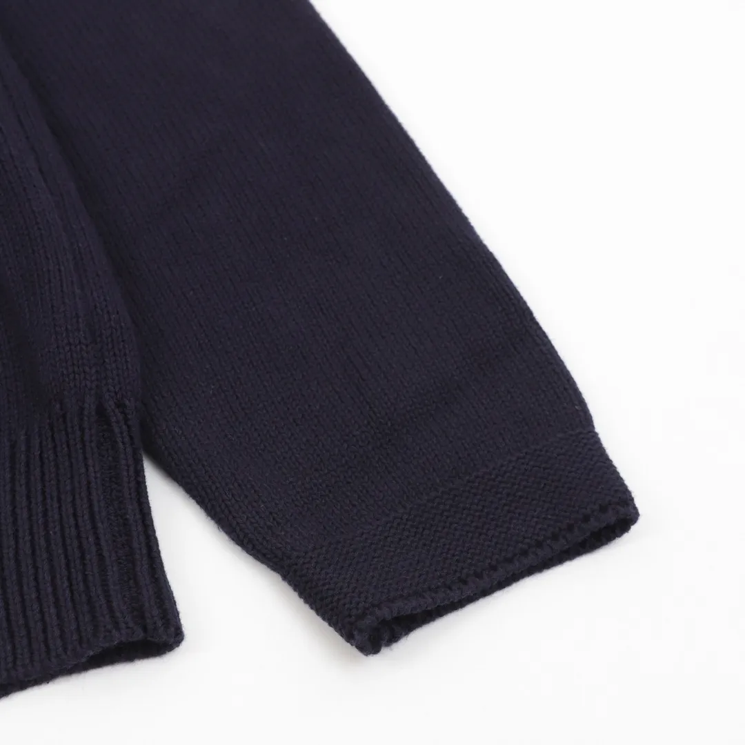 🅿️600 Dior embroidered cotton blend button cardigan. The fabric is made of 40-count cotton yarn and wool, and the cotton content is 62%. It is mixed with 38% polyester. Mixing two kinds of wool materials can effectively make the upper body more three-dimensional. The embroidery uses high-density wool yarn embroidery technology, and the front numbers are all equipped with the joint series embroidery LOGO. The number of stitches is about 12,000. The auxiliary buttons are made of natural horn buttons, with the brand's iconic [DIOR] LOGO on the buttons. This cardigan displays the Dior For My Real Friends logo from the DIOR AND HYLTON NEL collaboration. Crafted from white cotton-blend jersey with embroidery on the front and back, button fastening and ribbed trims. Size s-l